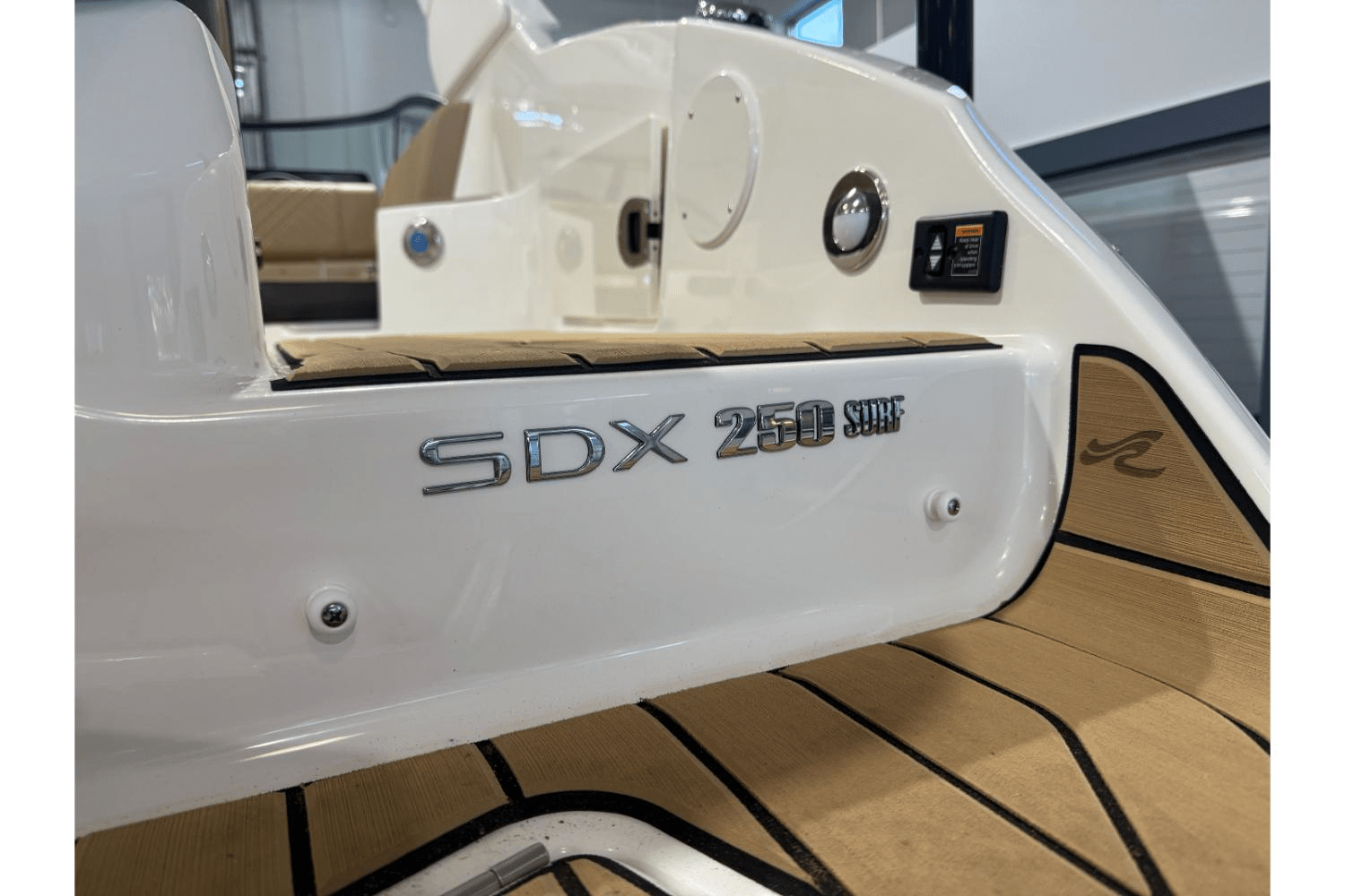 Slide: The Image of Sea Ray SDX 250 Surf 2025 - 9