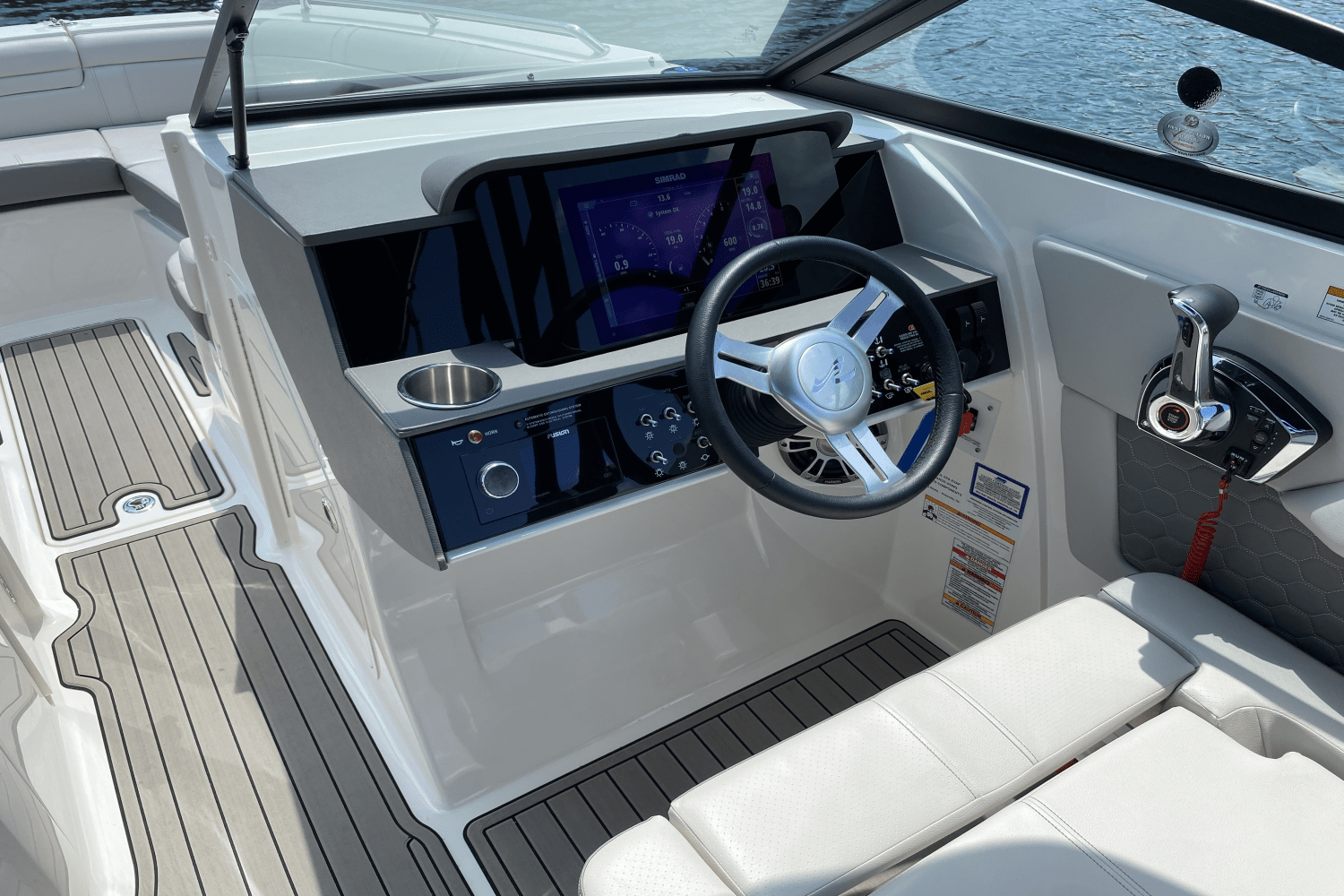 Slide: The Image of Sea Ray SDX 270 2023 - 12