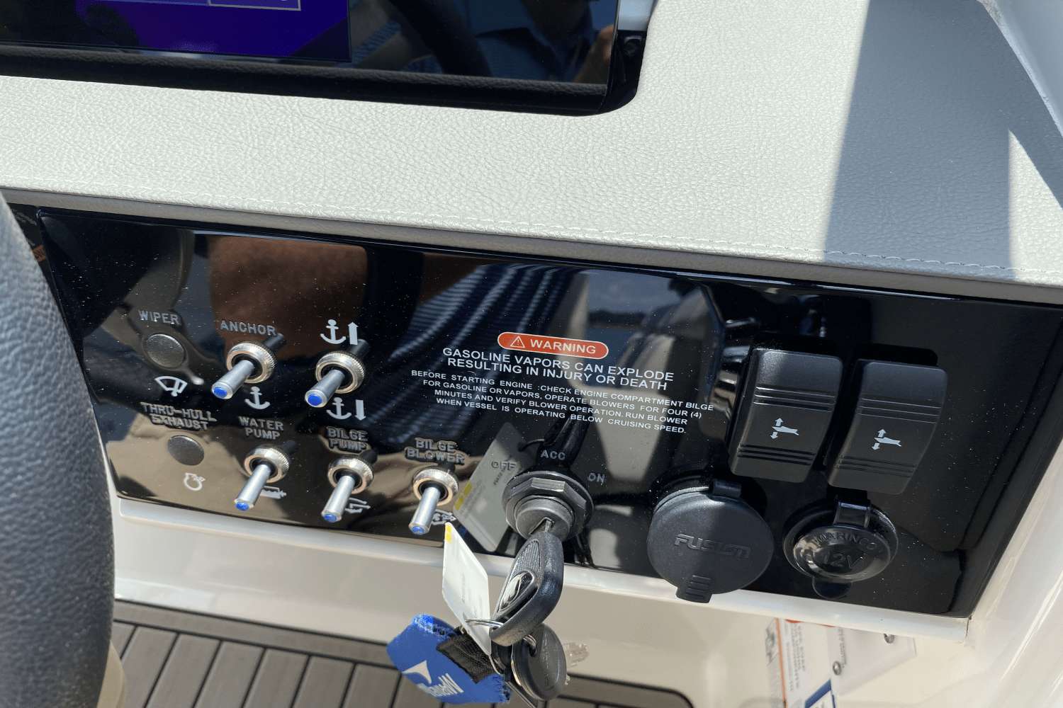 Slide: The Image of Sea Ray SDX 270 2023 - 15