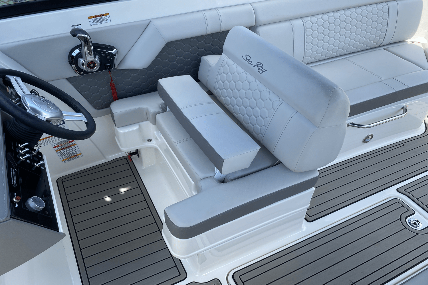 Slide: The Image of Sea Ray SDX 270 2023 - 17