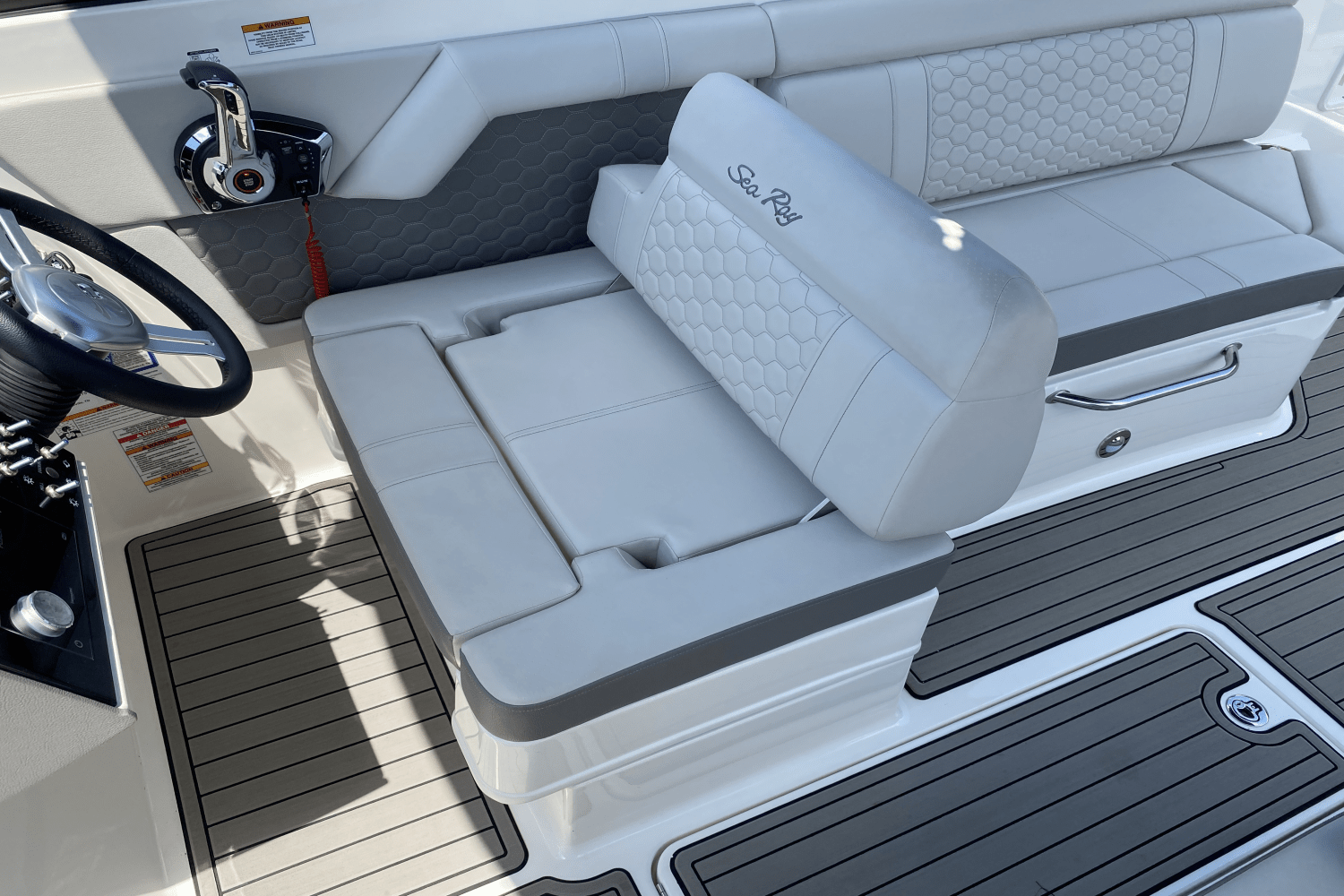 Slide: The Image of Sea Ray SDX 270 2023 - 18