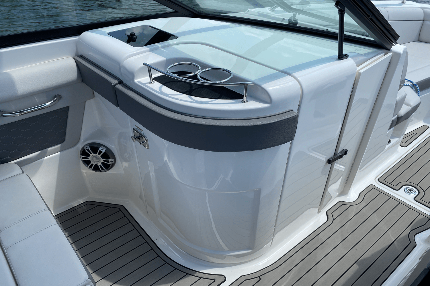 Slide: The Image of Sea Ray SDX 270 2023 - 19