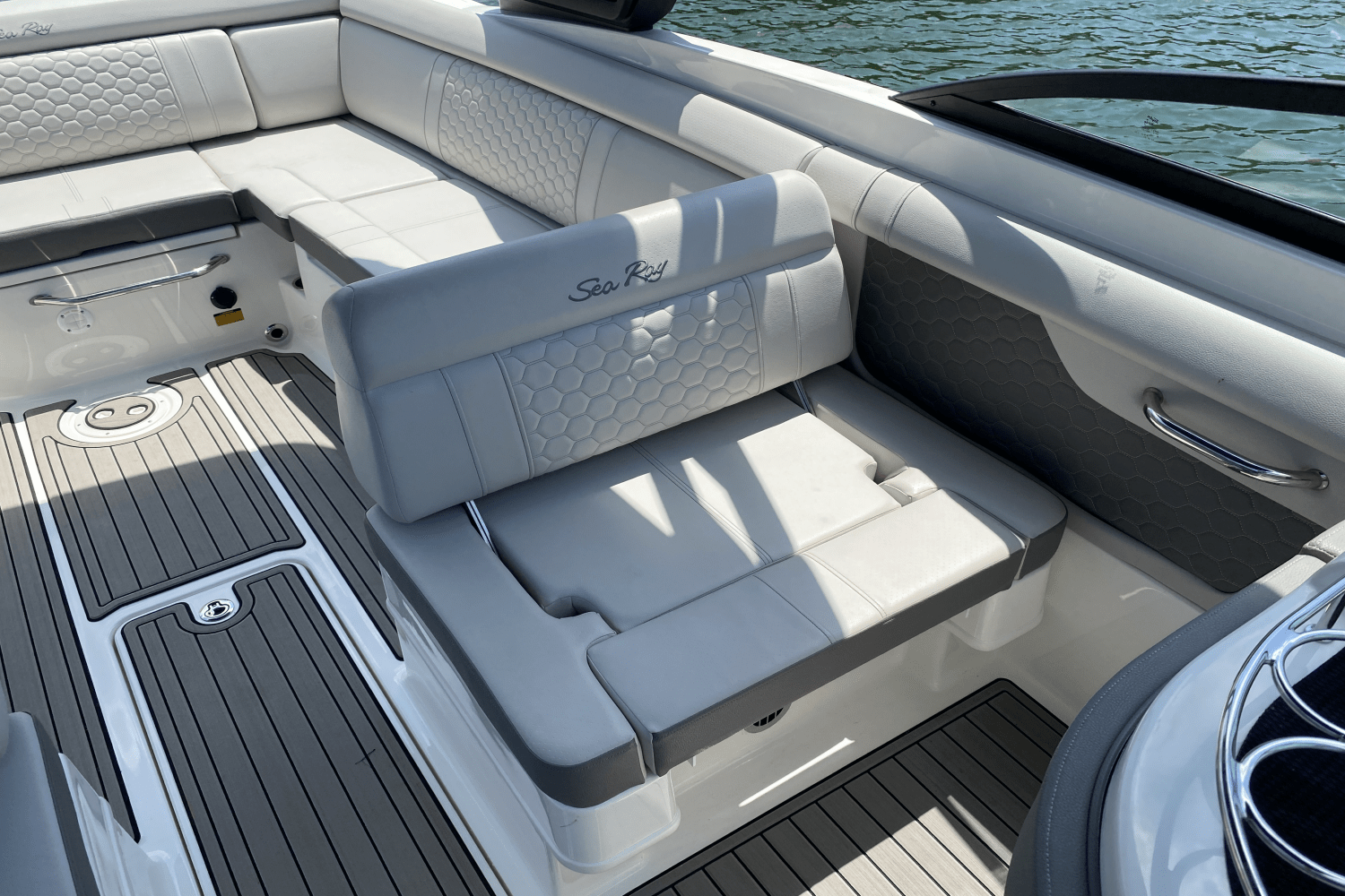 Slide: The Image of Sea Ray SDX 270 2023 - 21