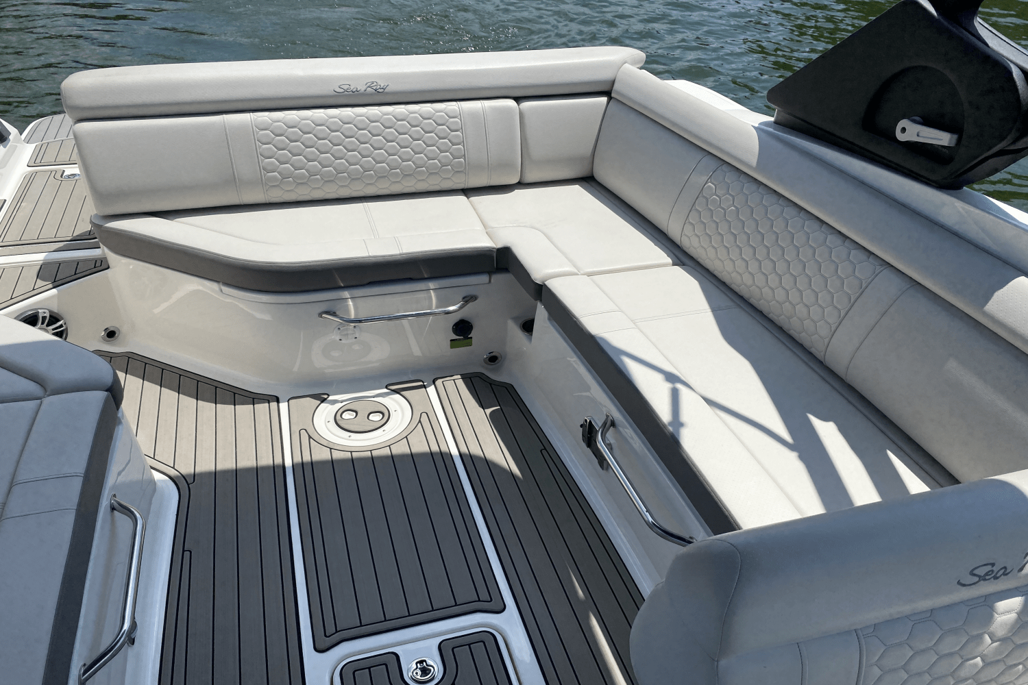 Slide: The Image of Sea Ray SDX 270 2023 - 22