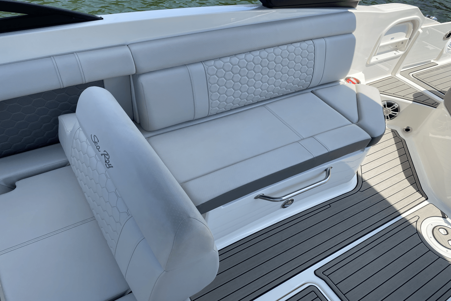 Slide: The Image of Sea Ray SDX 270 2023 - 24