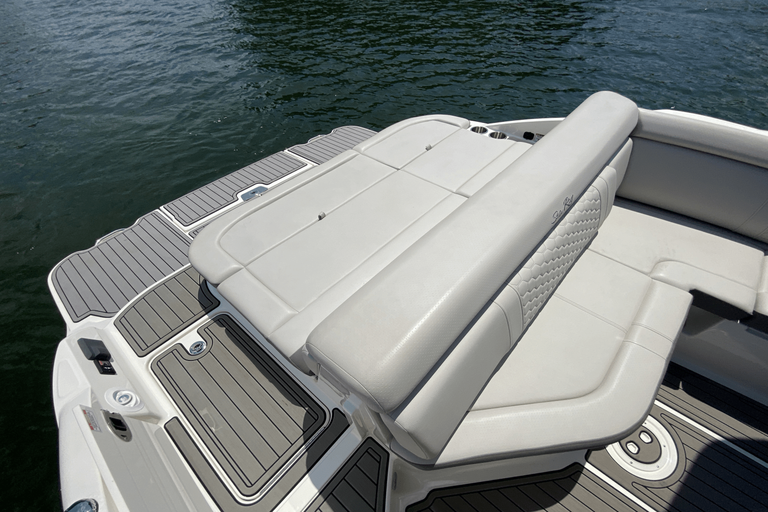 Slide: The Image of Sea Ray SDX 270 2023 - 27