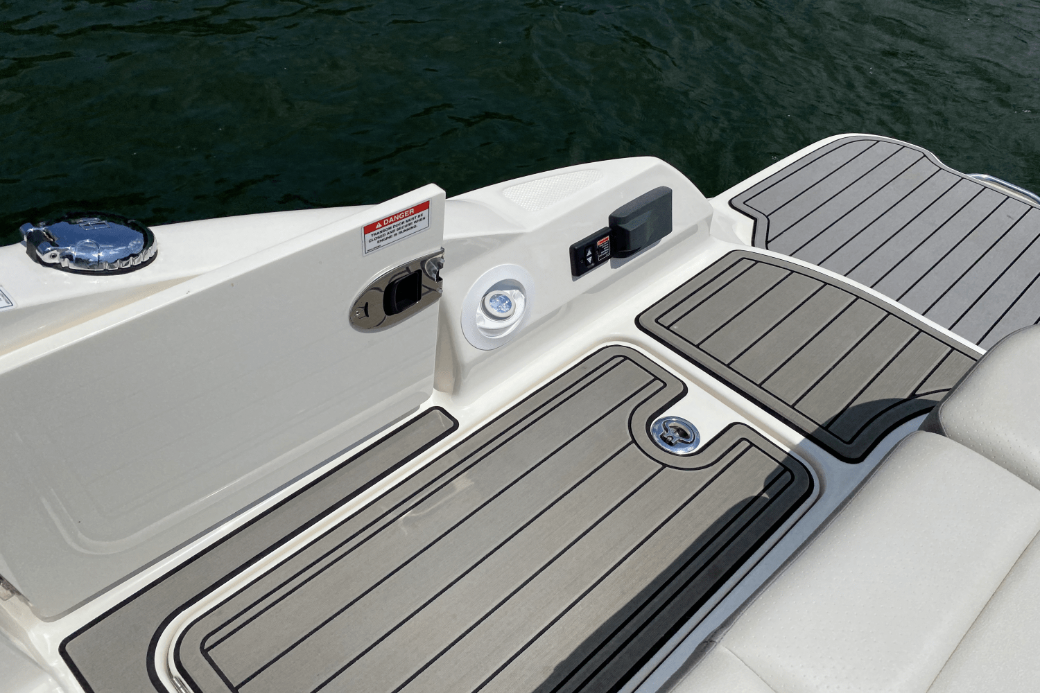 Slide: The Image of Sea Ray SDX 270 2023 - 28