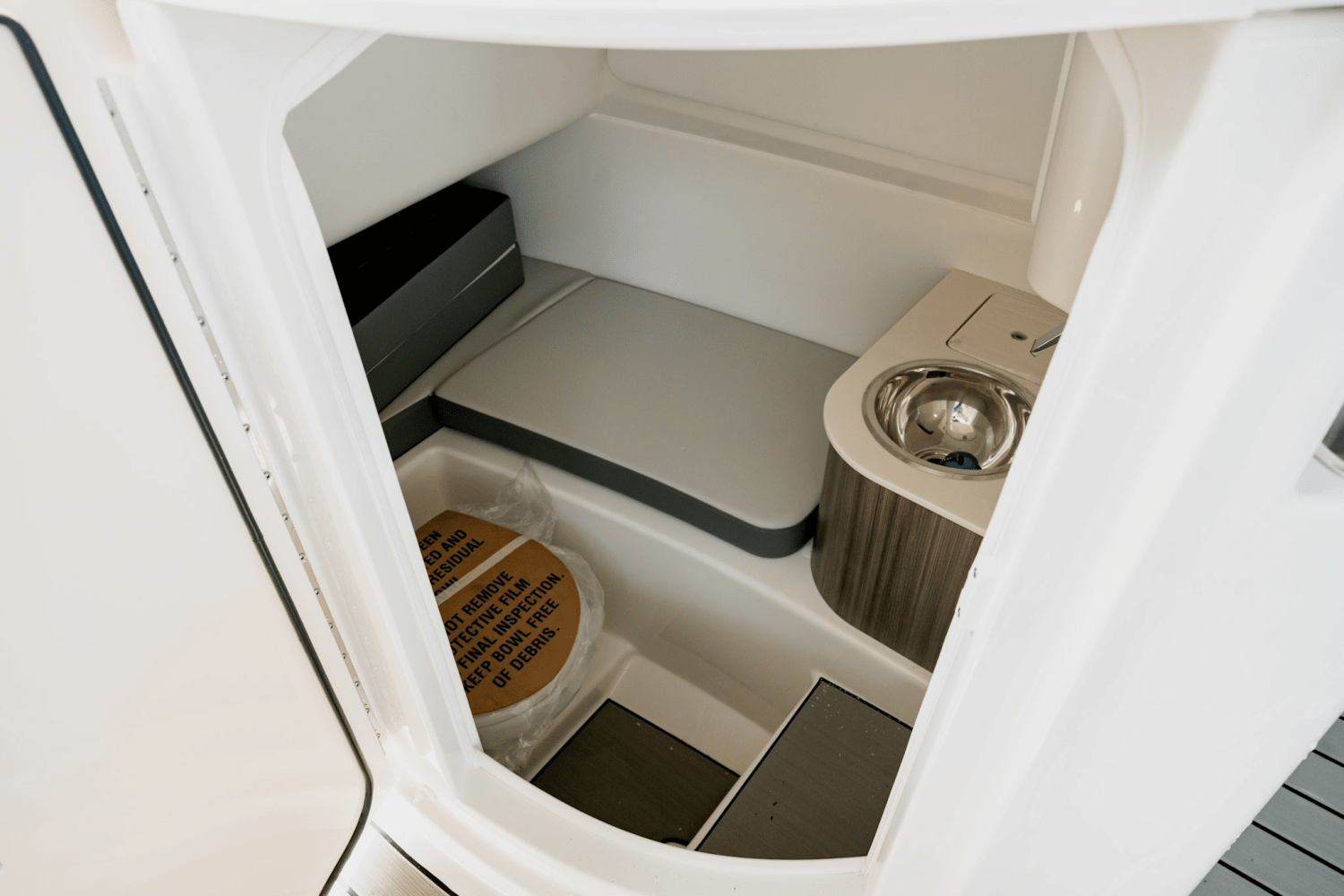 Slide: The Image of Sea Ray SDX 270 2025 - 13