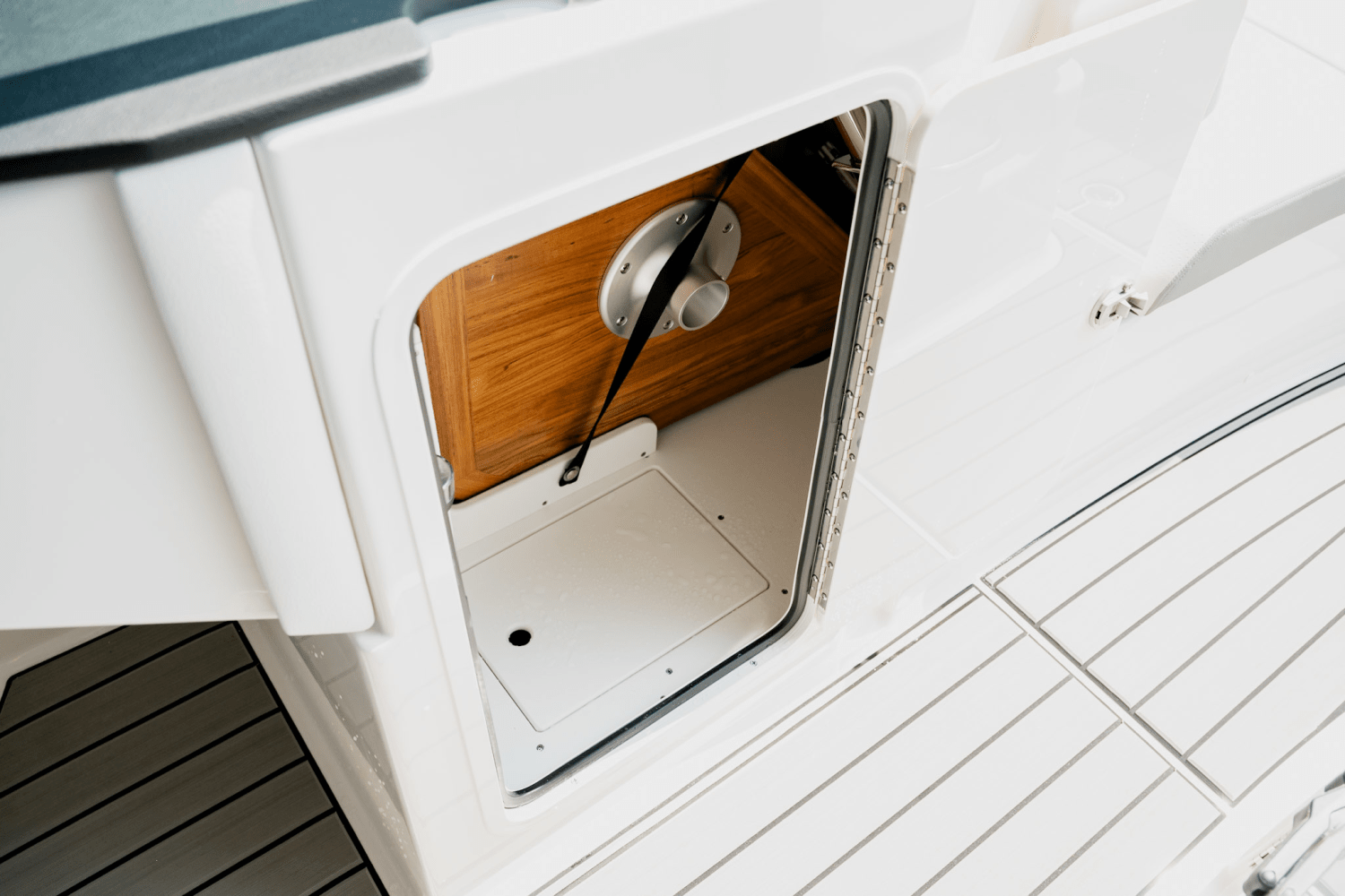 Slide: The Image of Sea Ray SDX 270 2025 - 16