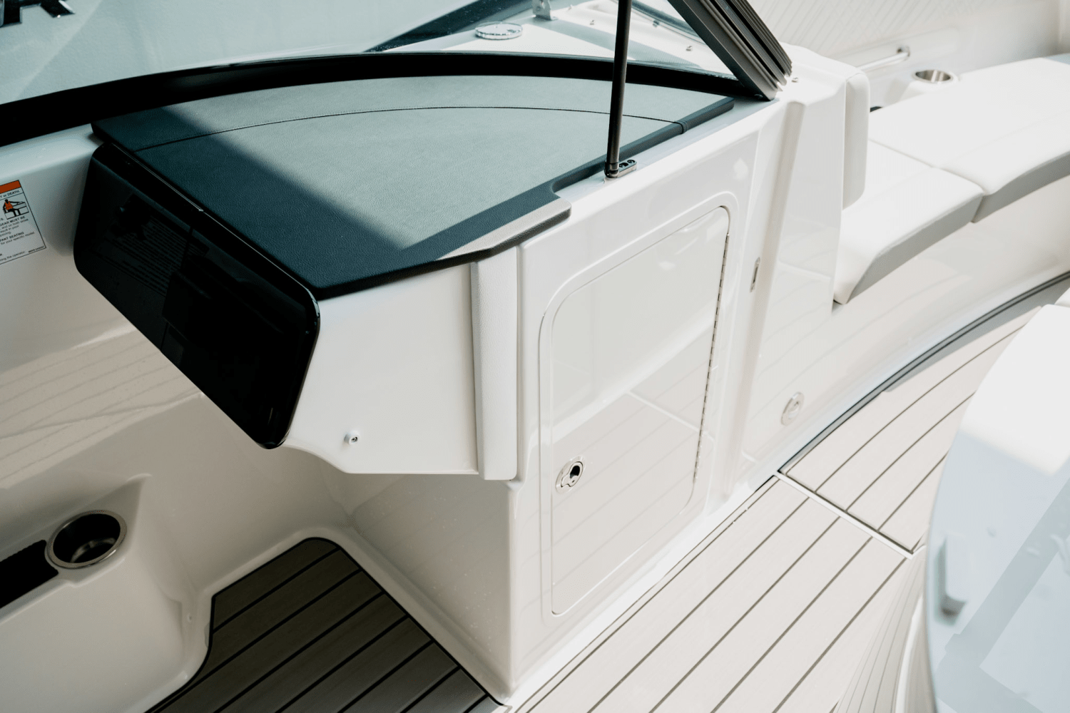 Slide: The Image of Sea Ray SDX 270 2025 - 17