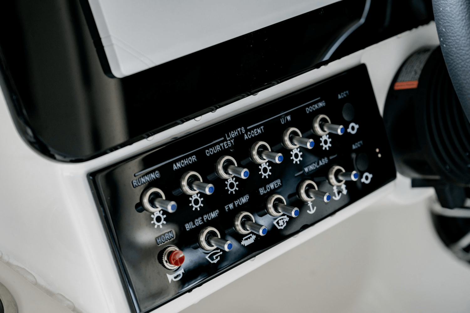 Slide: The Image of Sea Ray SDX 270 2025 - 19