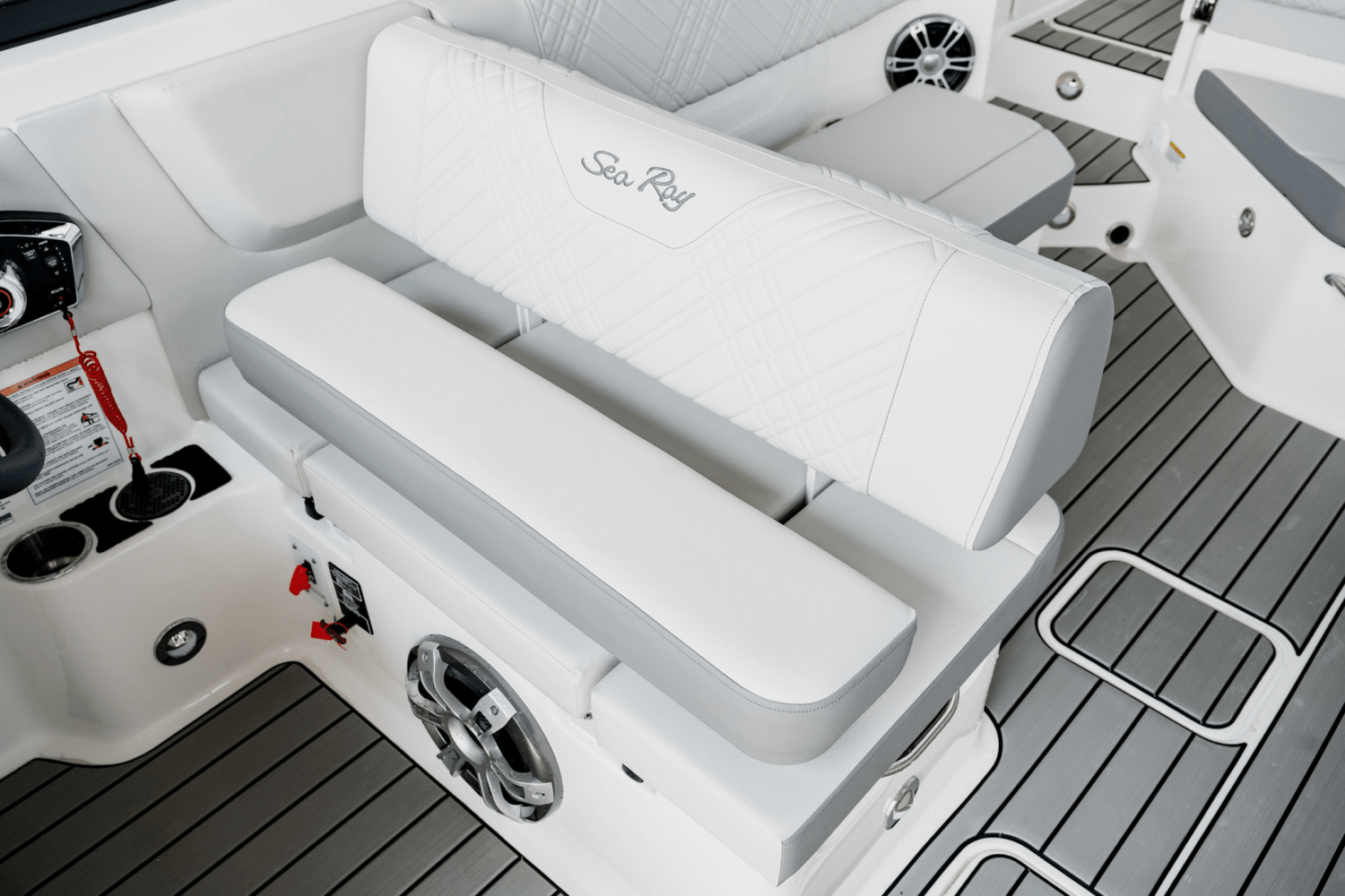 Slide: The Image of Sea Ray SDX 270 2025 - 22