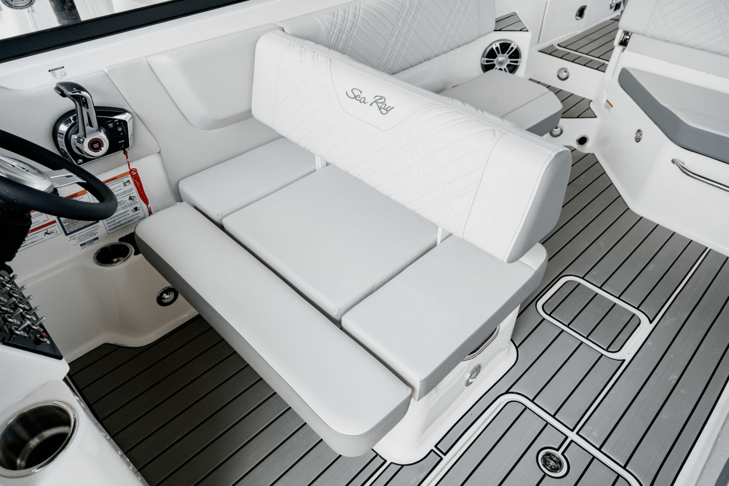 Slide: The Image of Sea Ray SDX 270 2025 - 23