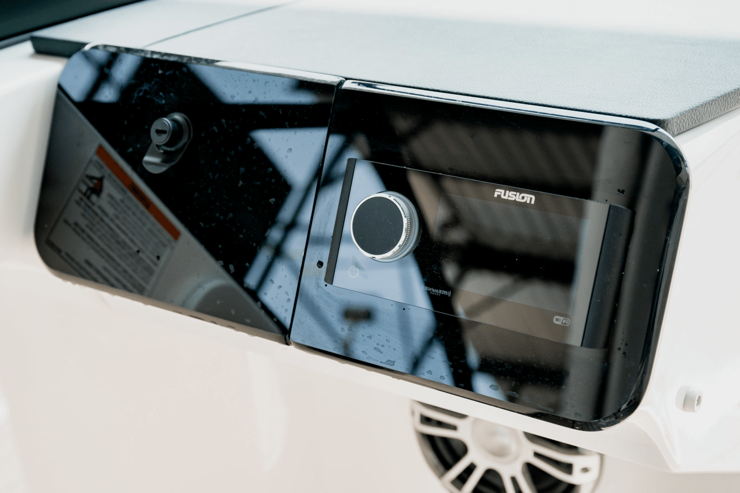 Slide: The Image of Sea Ray SDX 270 2025 - 25