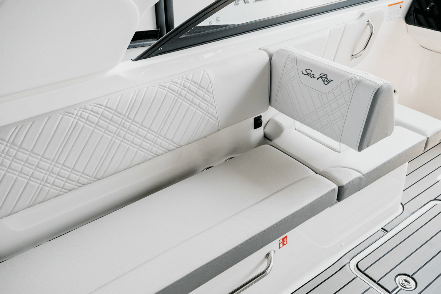 Slide: The Image of Sea Ray SDX 270 2025 - 27