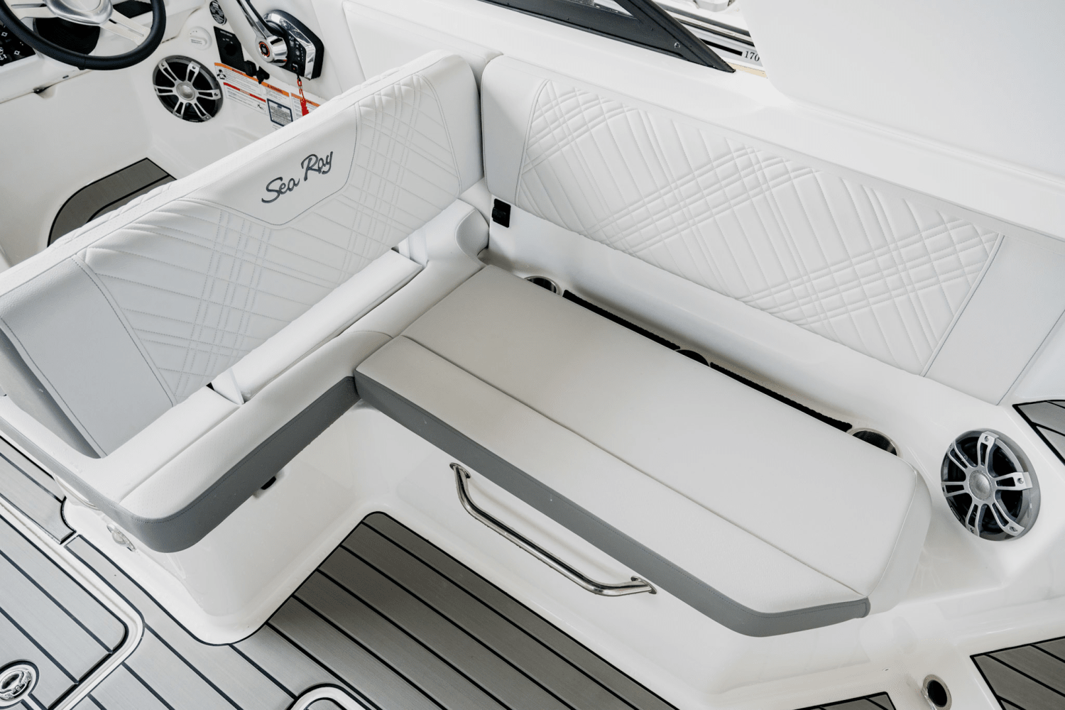 Slide: The Image of Sea Ray SDX 270 2025 - 29