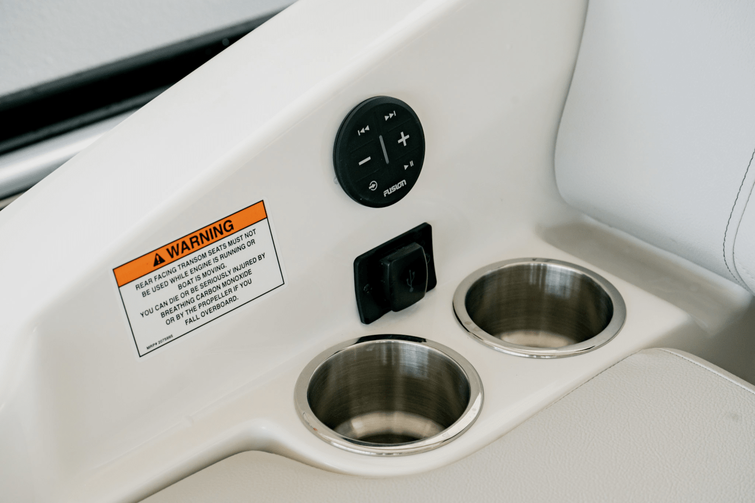 Slide: The Image of Sea Ray SDX 270 2025 - 32