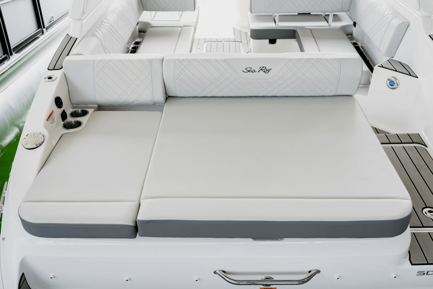 Slide: The Image of Sea Ray SDX 270 2025 - 34