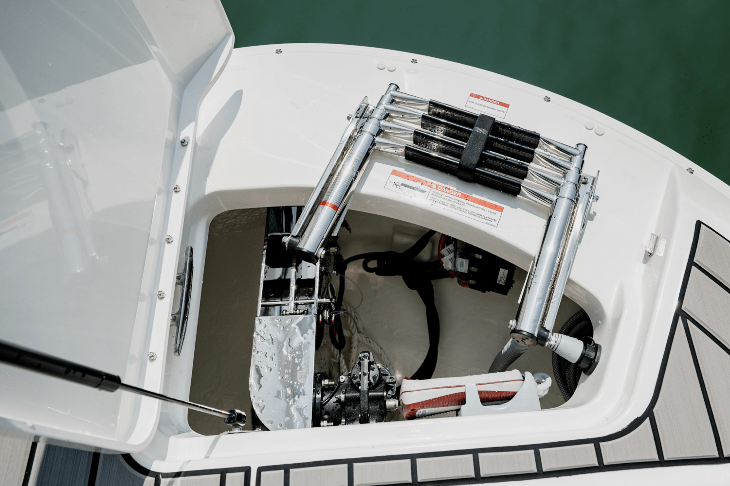 Slide: The Image of Sea Ray SDX 270 2025 - 6