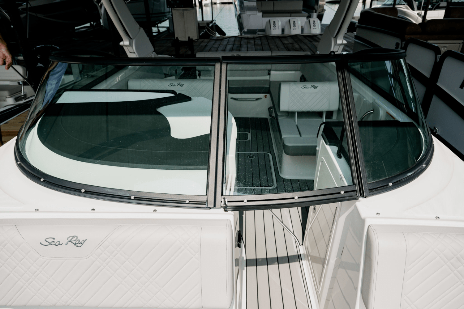 Slide: The Image of Sea Ray SDX 270 2025 - 7