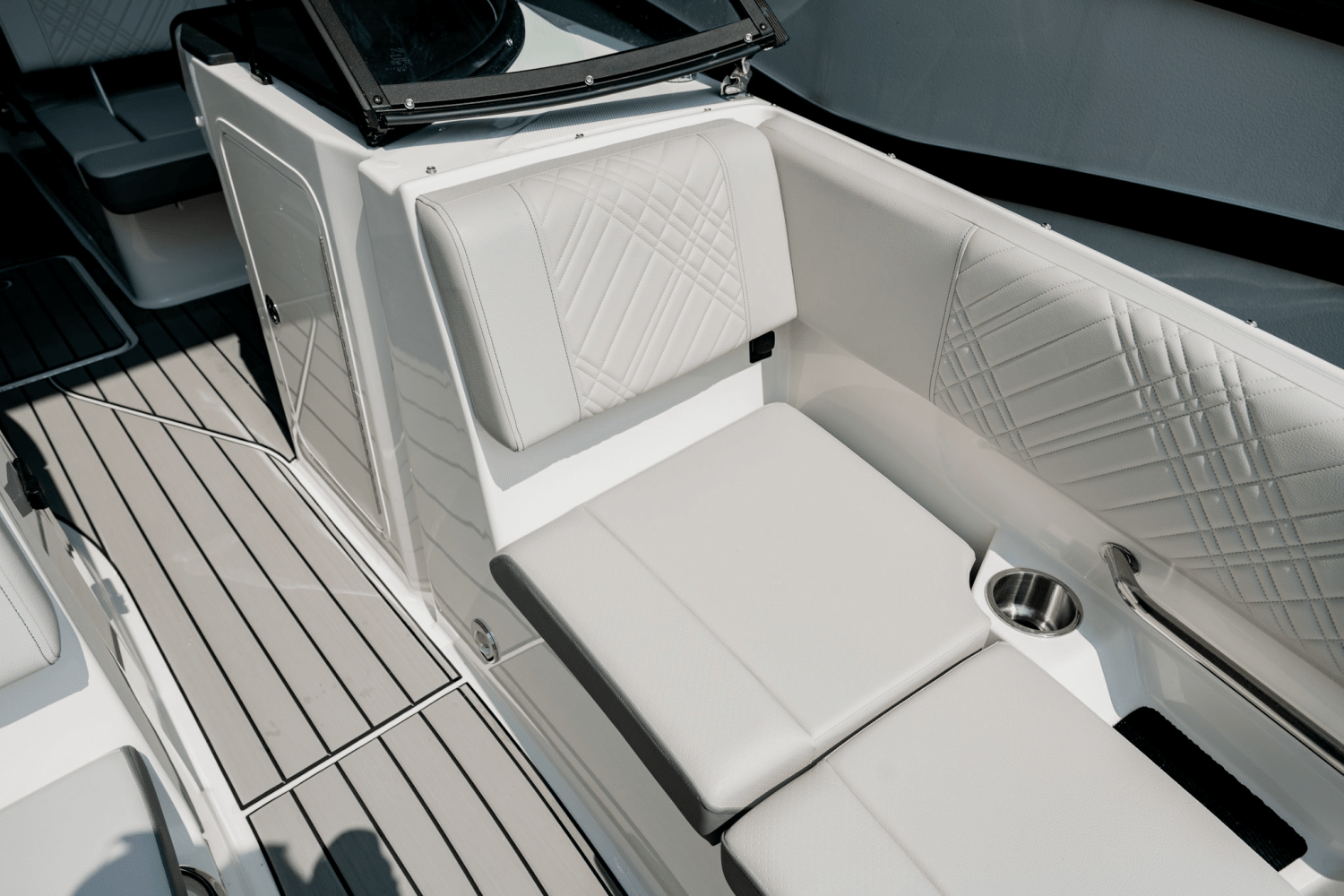 Slide: The Image of Sea Ray SDX 270 2025 - 8