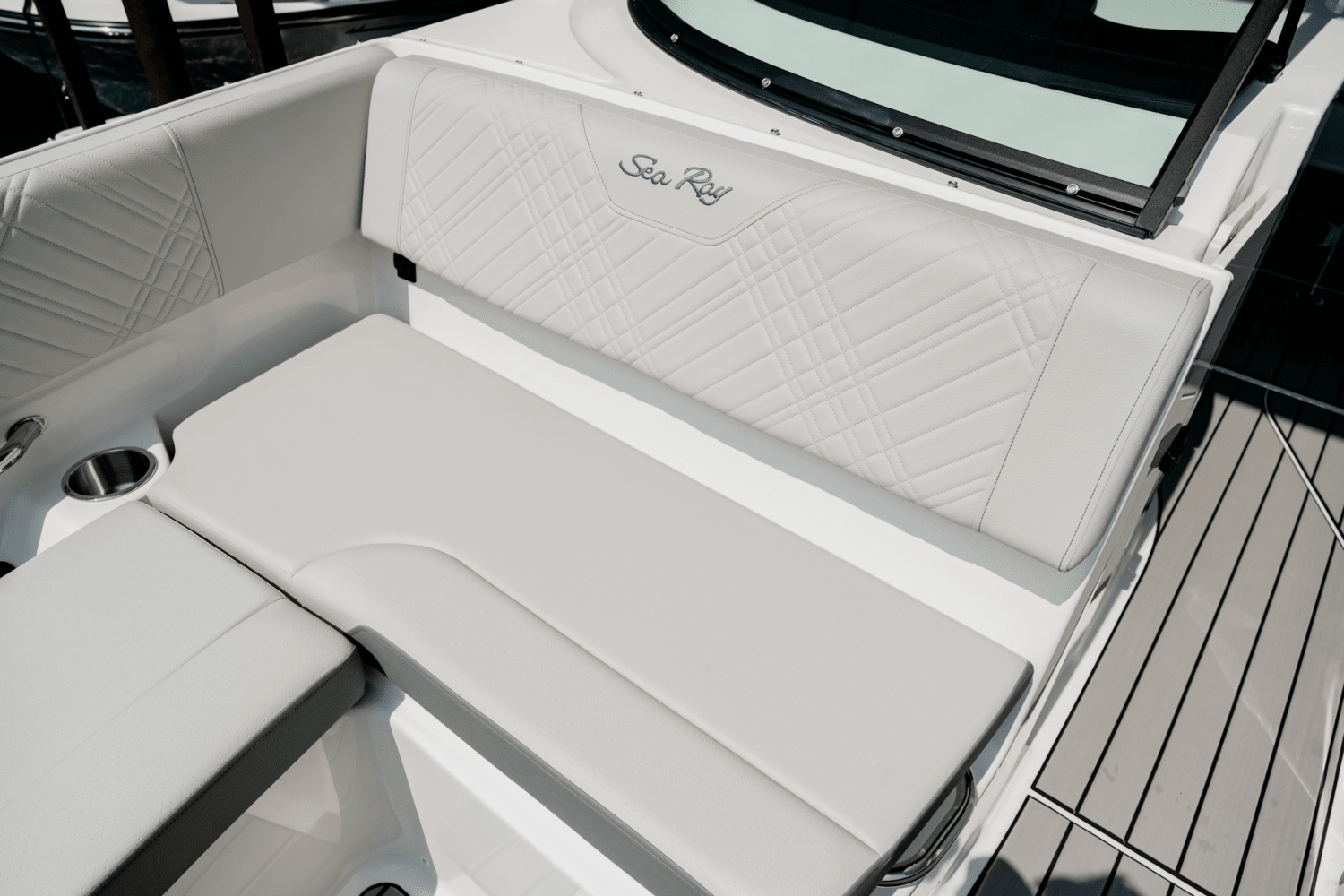 Slide: The Image of Sea Ray SDX 270 2025 - 9