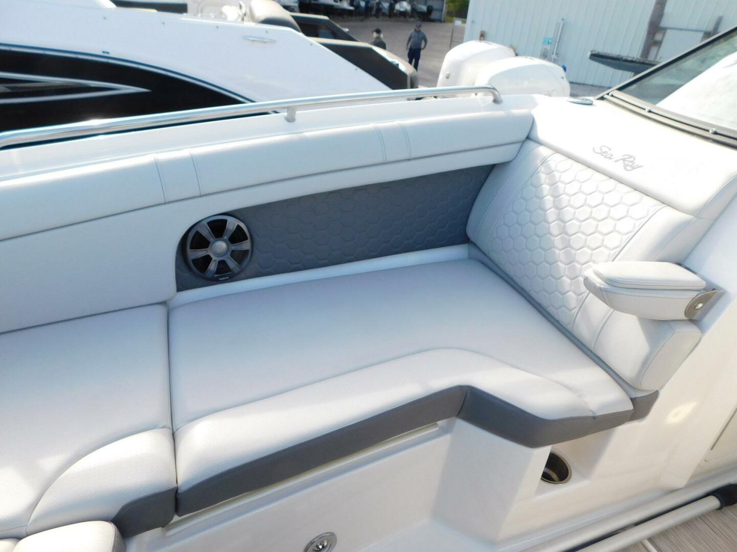 Slide: The Image of Sea Ray SDX 270 Outboard 2020 - 4965013