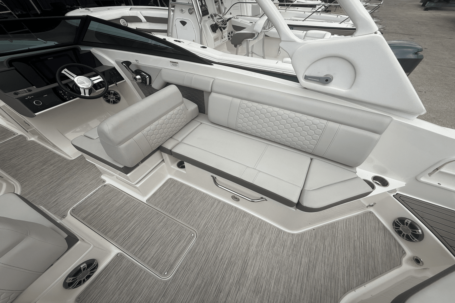 Slide: The Image of Sea Ray SDX 270 Outboard 2024 - 11