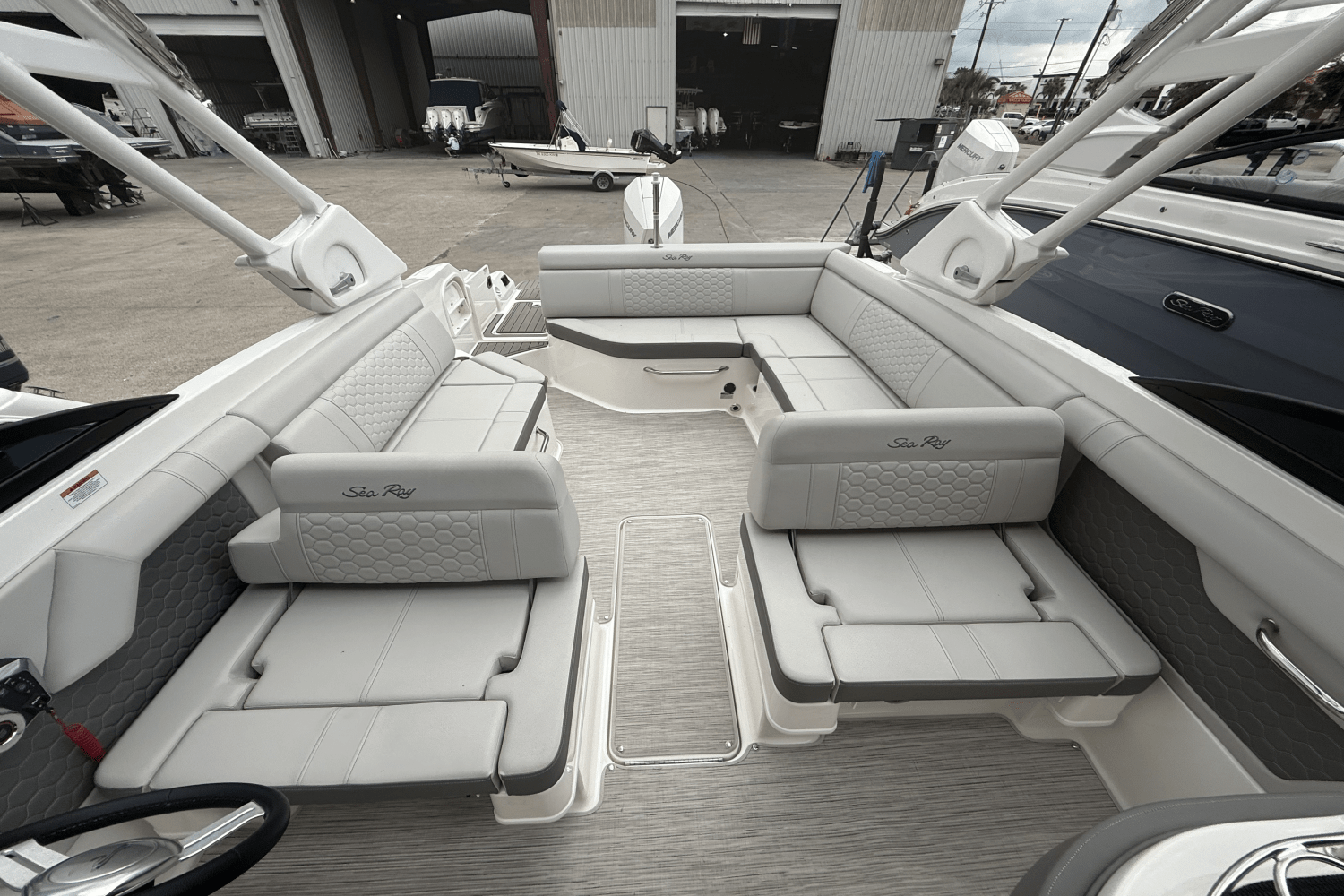 Slide: The Image of Sea Ray SDX 270 Outboard 2024 - 13