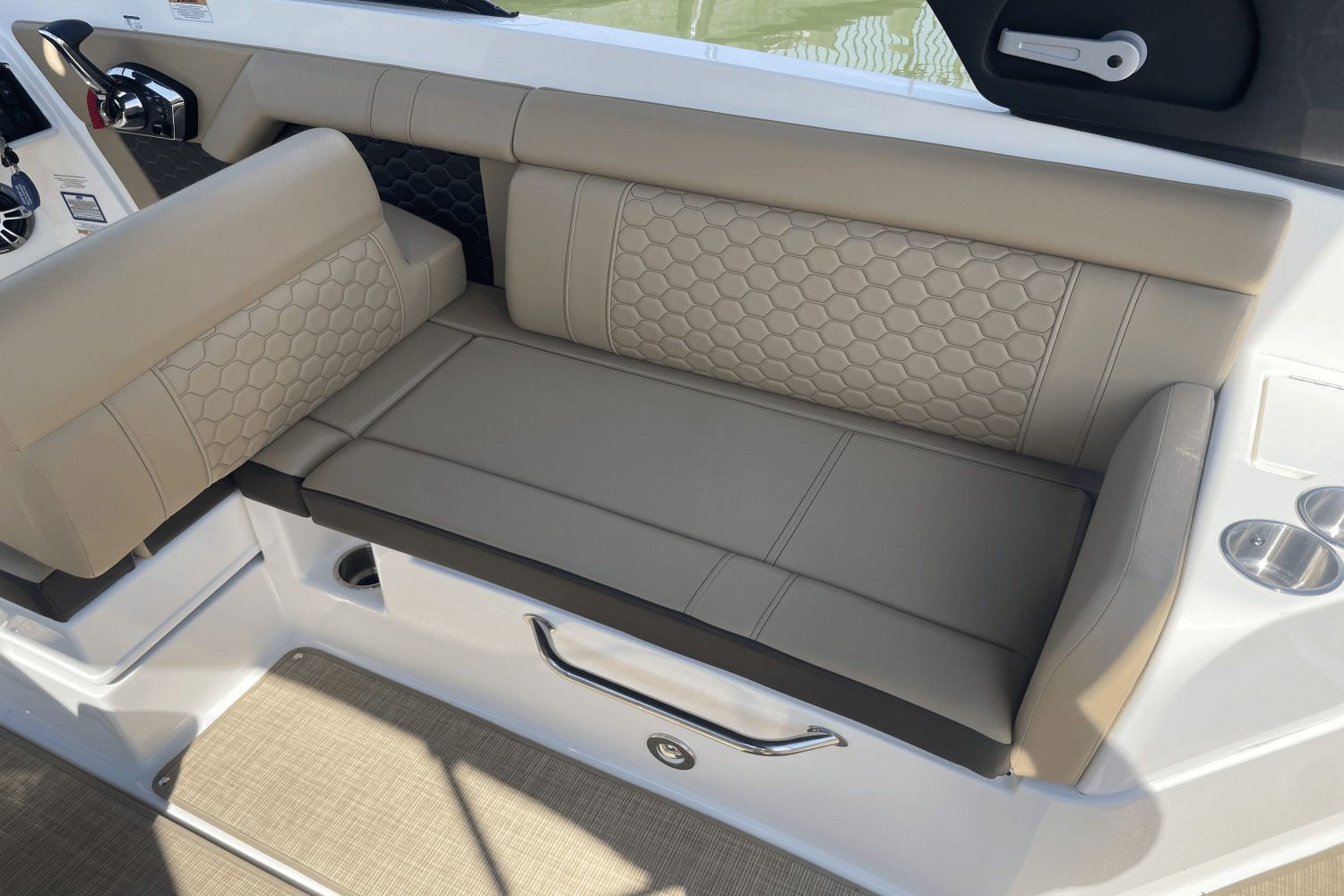 Slide: The Image of Sea Ray SDX 270 Outboard 2024 - 14