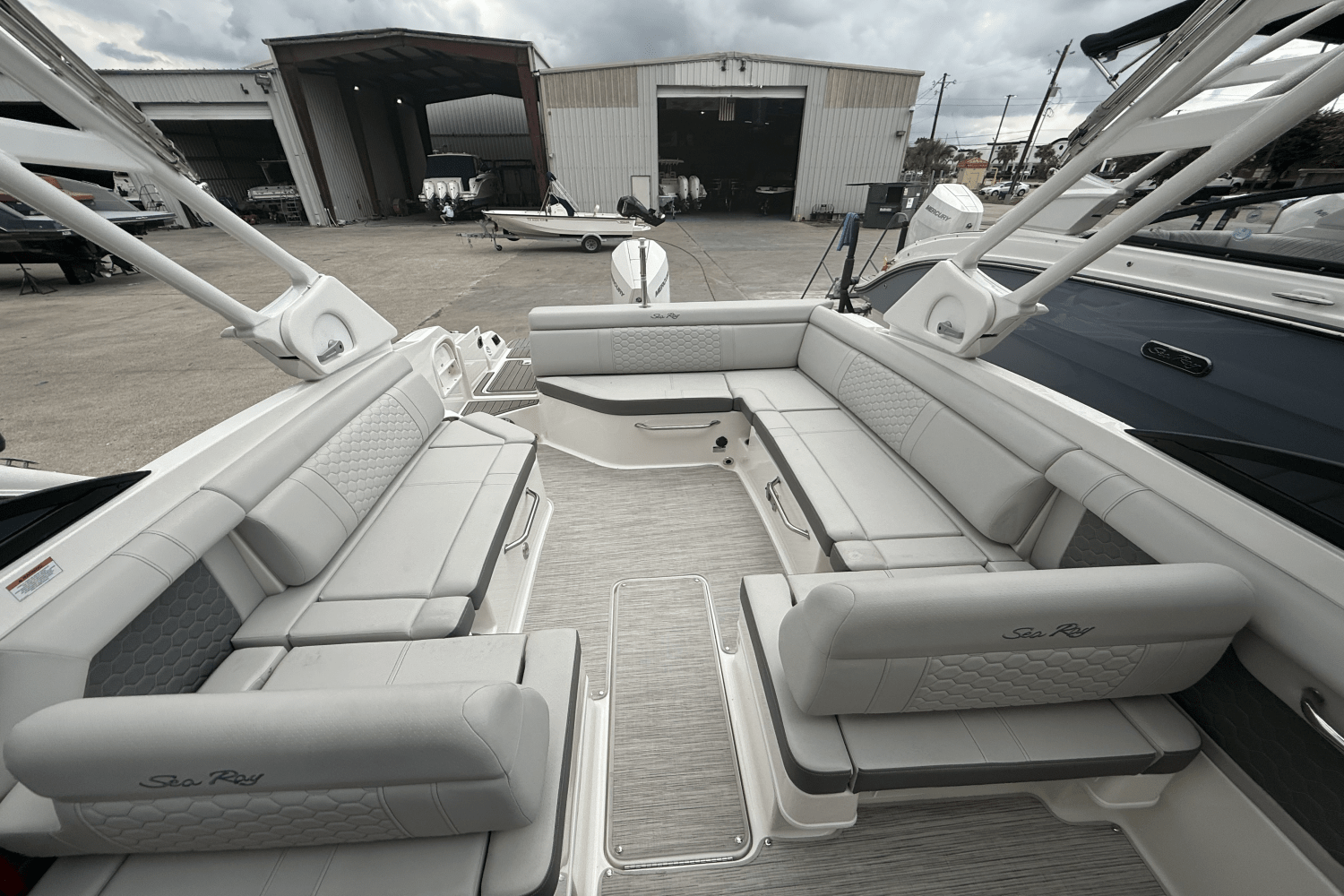 Slide: The Image of Sea Ray SDX 270 Outboard 2024 - 14