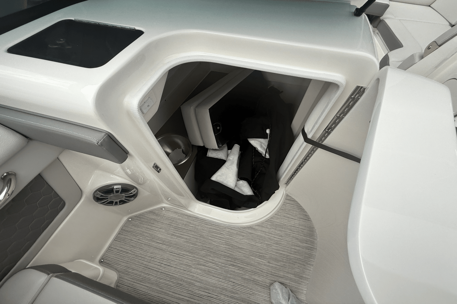 Slide: The Image of Sea Ray SDX 270 Outboard 2024 - 15