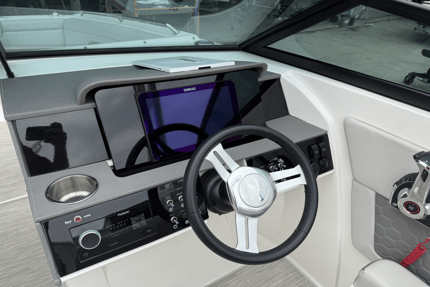 Slide: The Image of Sea Ray SDX 270 Outboard 2024 - 16