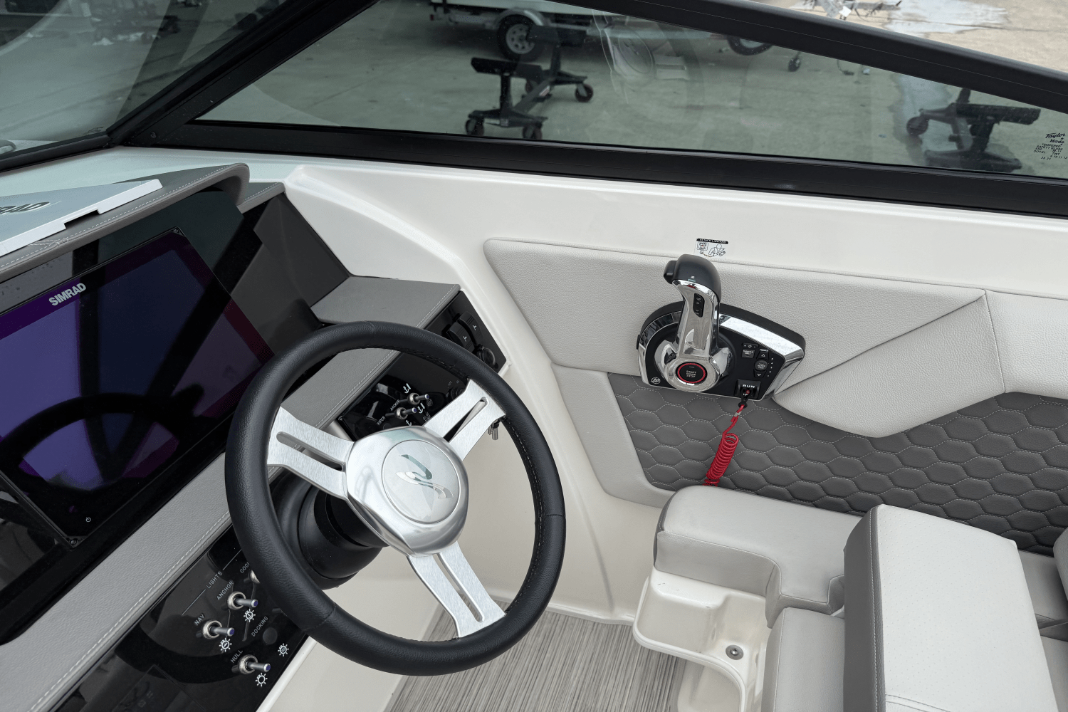 Slide: The Image of Sea Ray SDX 270 Outboard 2024 - 17