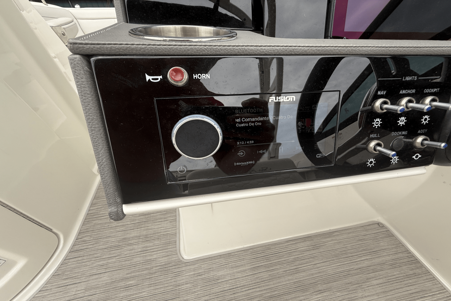 Slide: The Image of Sea Ray SDX 270 Outboard 2024 - 18