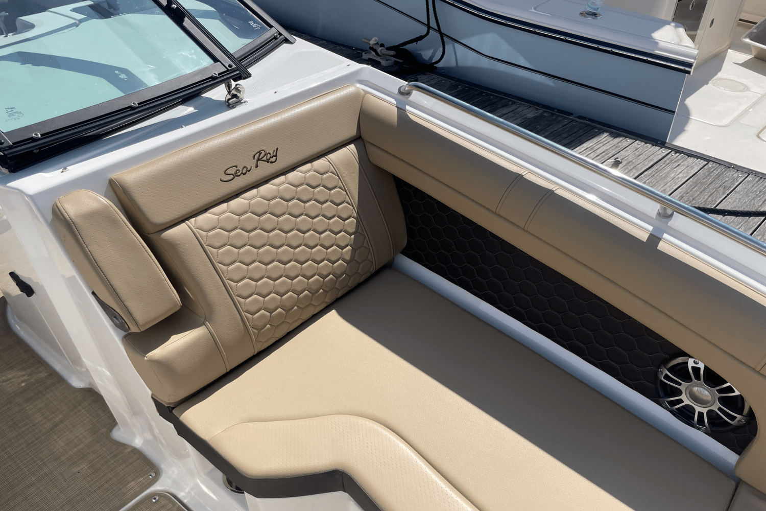 Slide: The Image of Sea Ray SDX 270 Outboard 2024 - 19