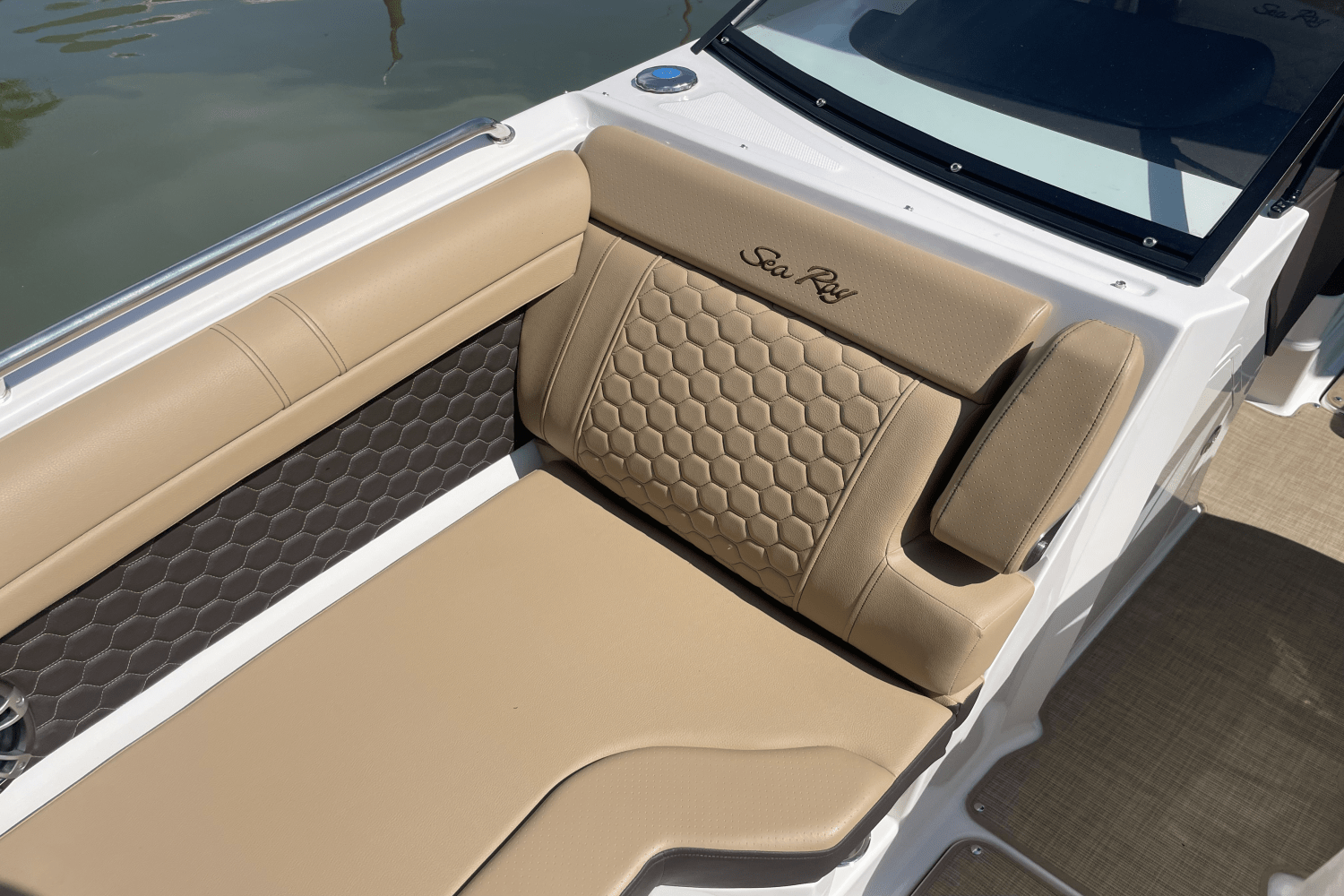 Slide: The Image of Sea Ray SDX 270 Outboard 2024 - 20