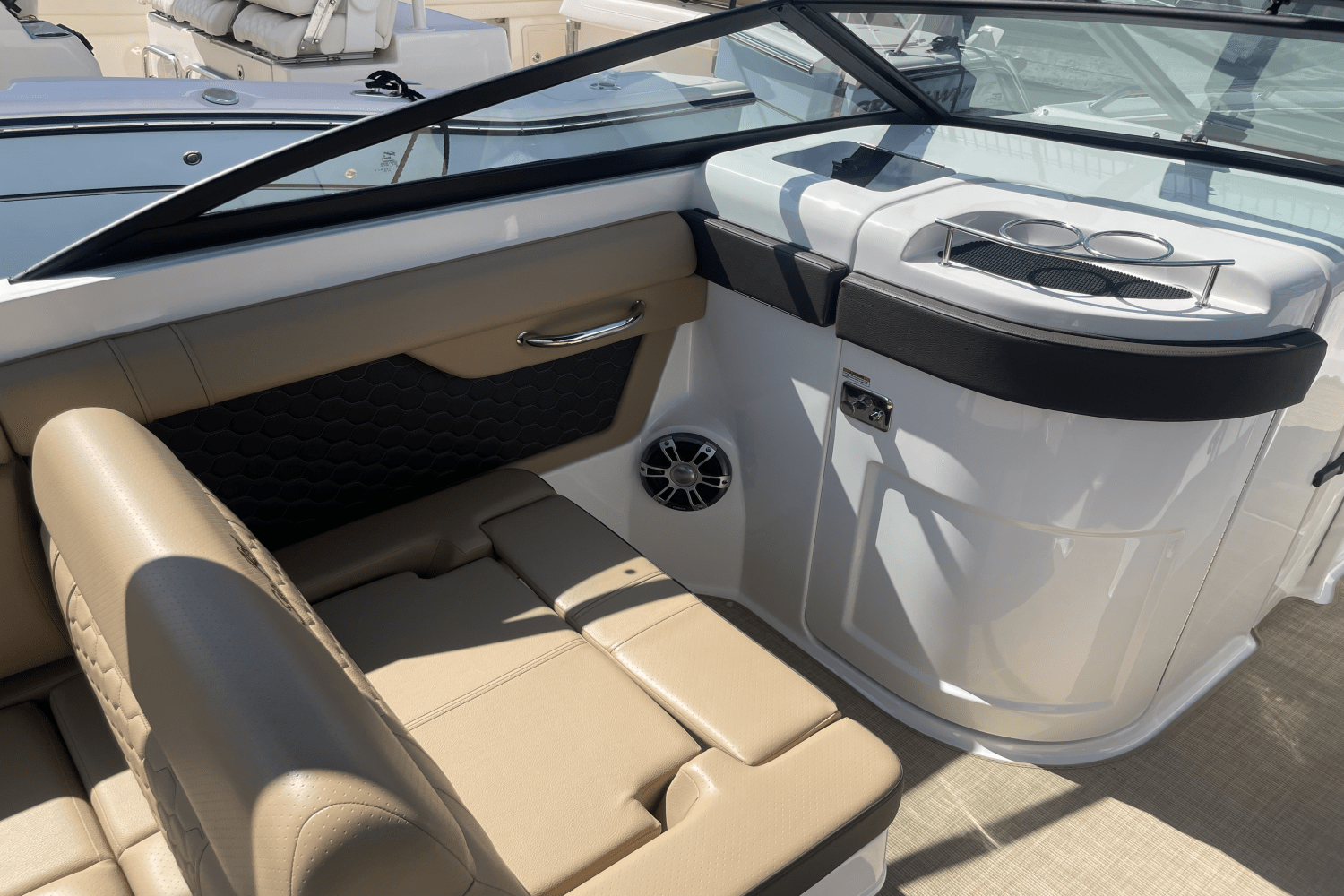 Slide: The Image of Sea Ray SDX 270 Outboard 2024 - 29