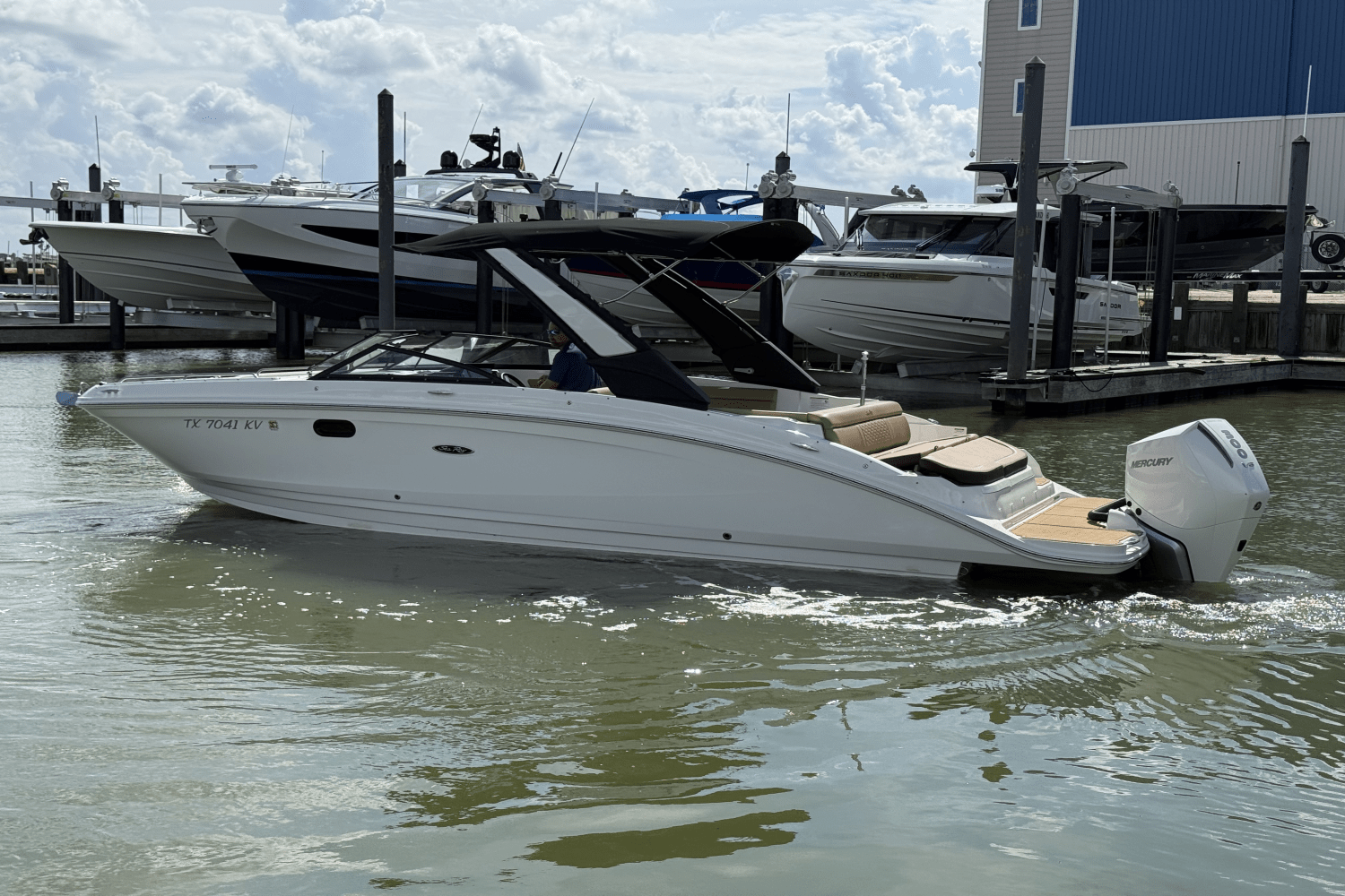 Slide: The Image of Sea Ray SDX 270 Outboard 2024 - 34