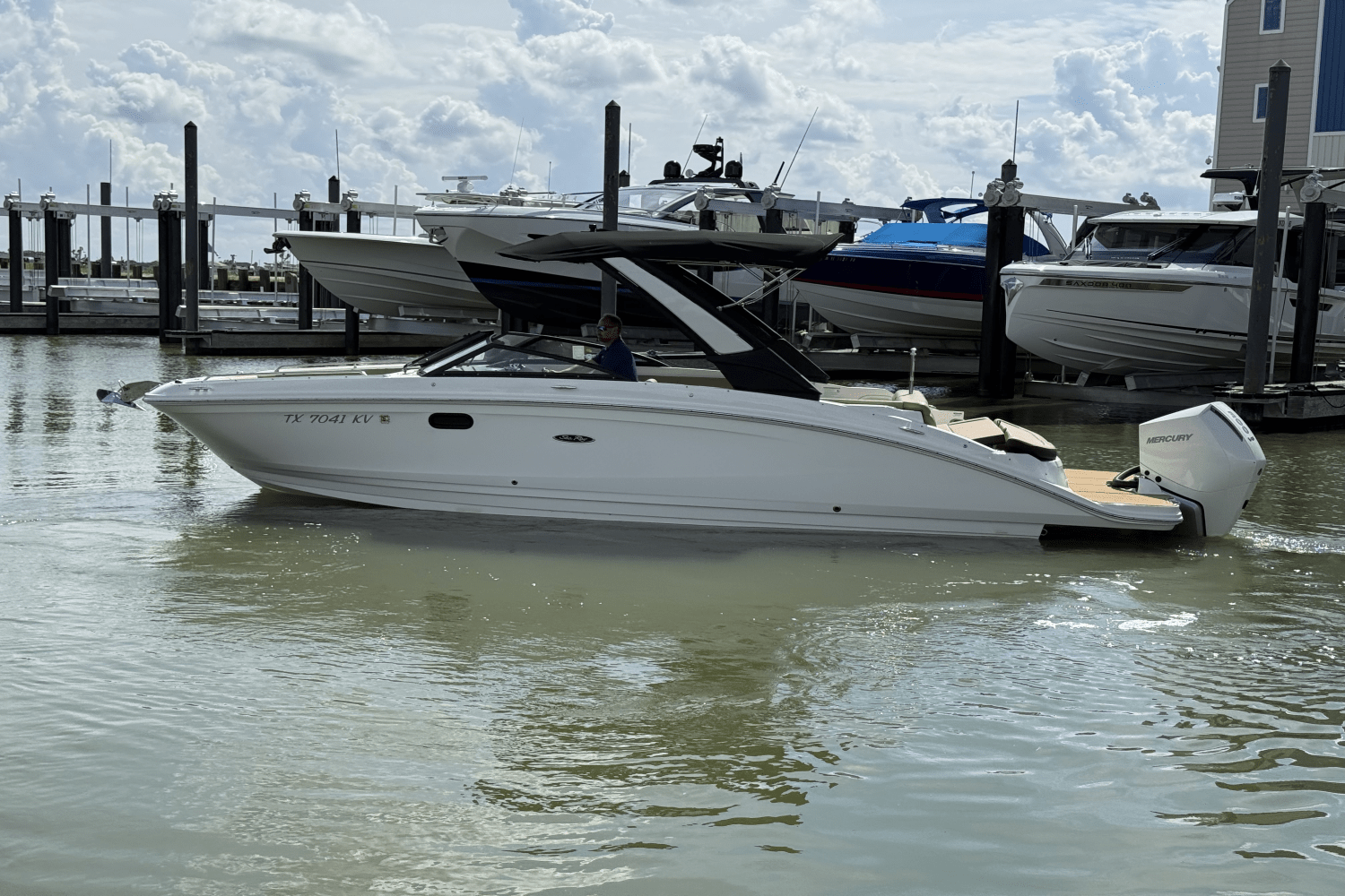 Slide: The Image of Sea Ray SDX 270 Outboard 2024 - 35