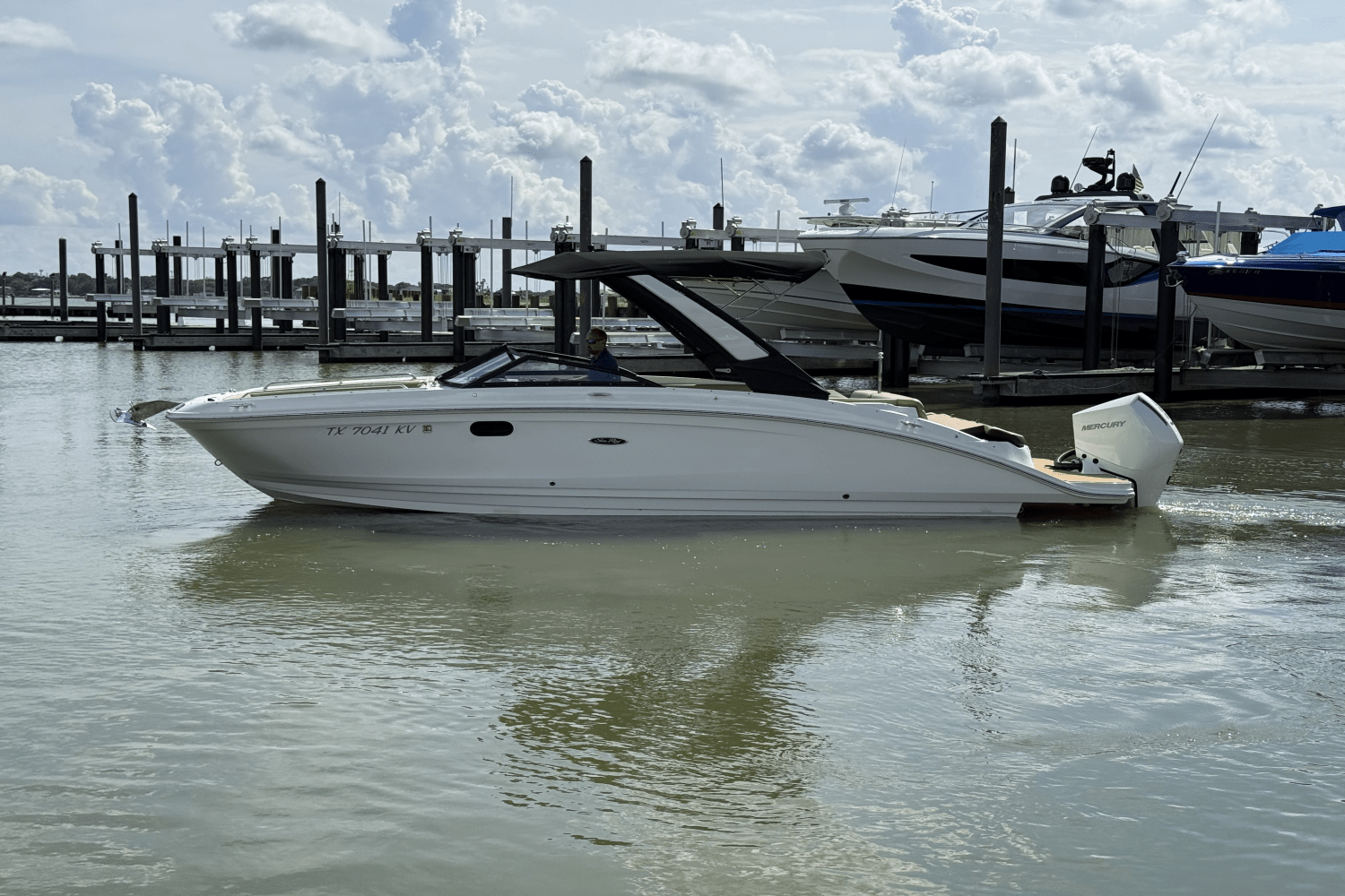 Slide: The Image of Sea Ray SDX 270 Outboard 2024 - 36