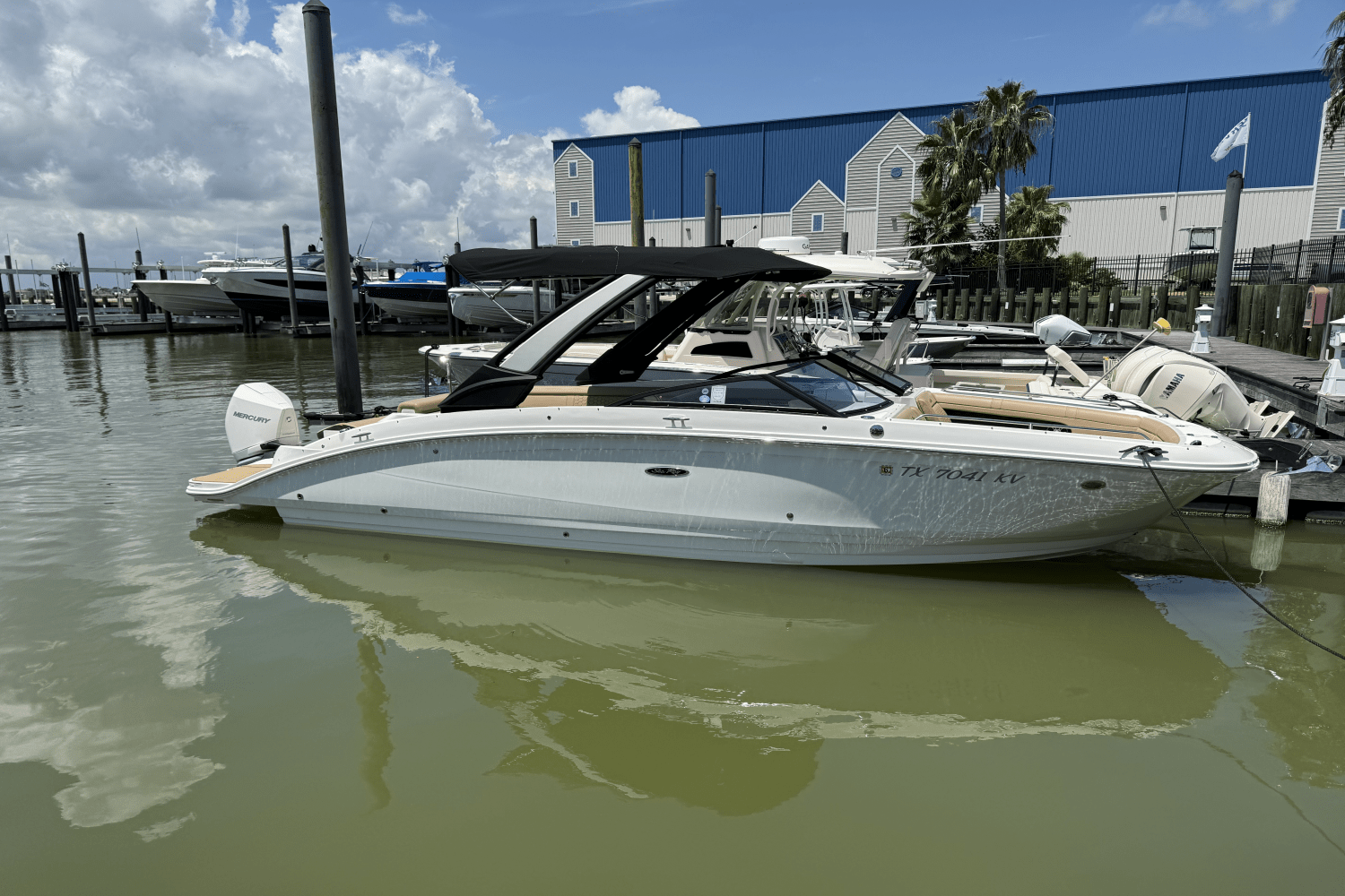 Slide: The Image of Sea Ray SDX 270 Outboard 2024 - 37