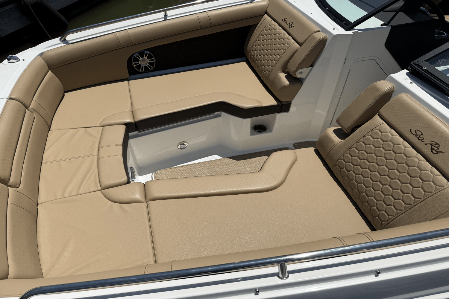 Slide: The Image of Sea Ray SDX 270 Outboard 2024 - 38