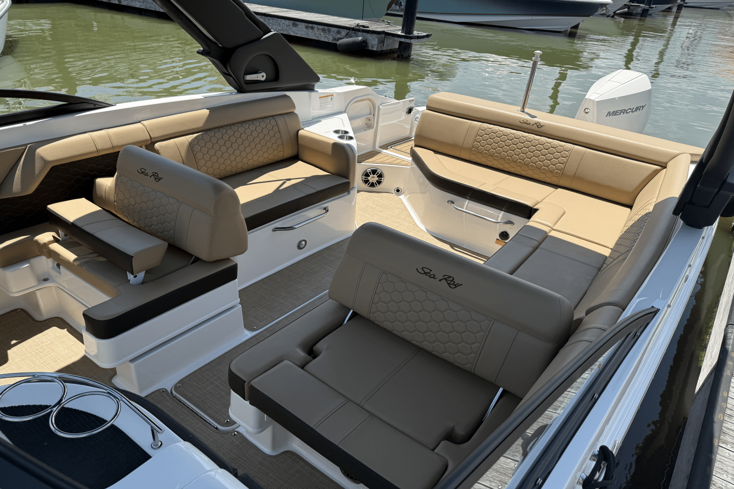 Slide: The Image of Sea Ray SDX 270 Outboard 2024 - 40