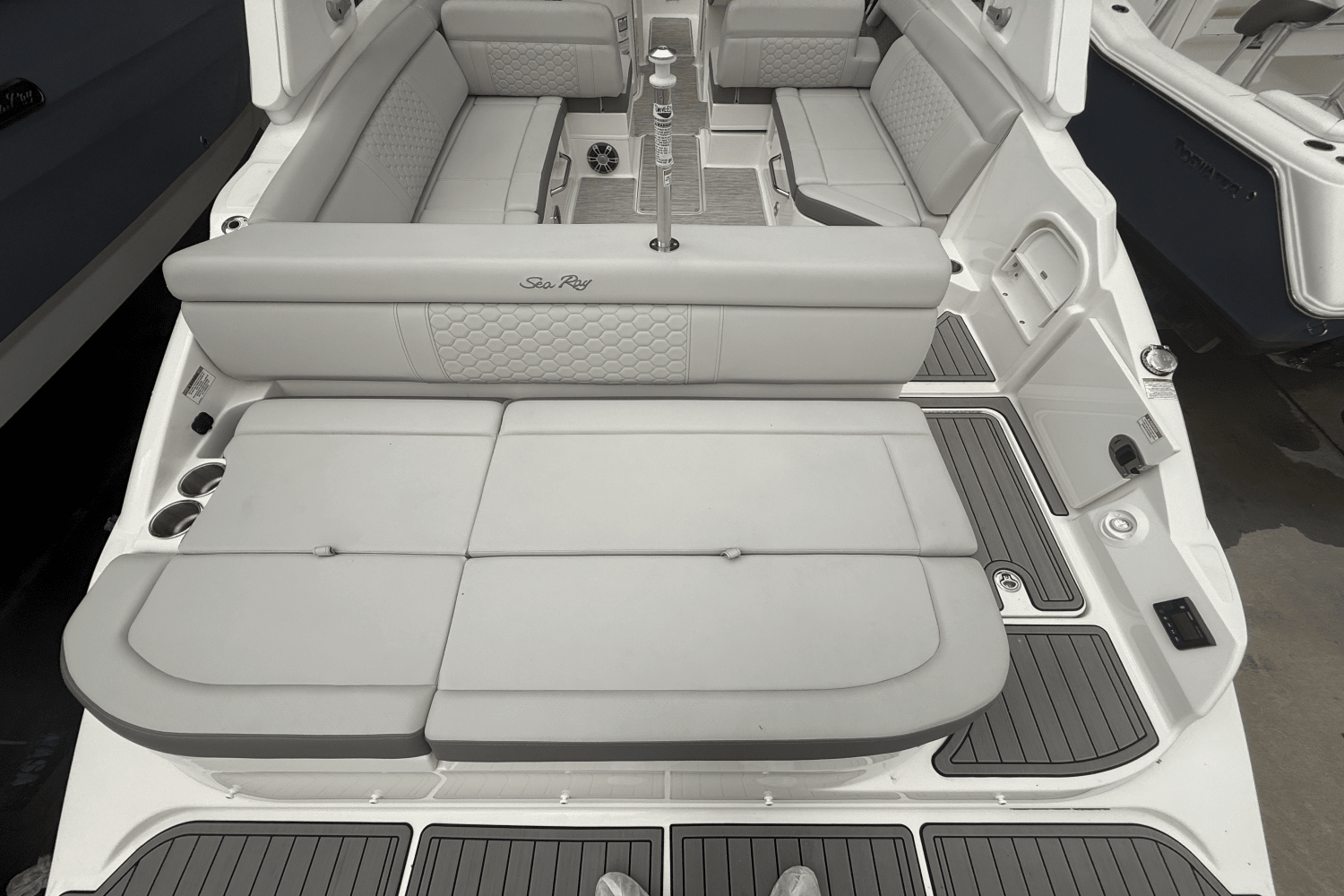 Slide: The Image of Sea Ray SDX 270 Outboard 2024 - 8