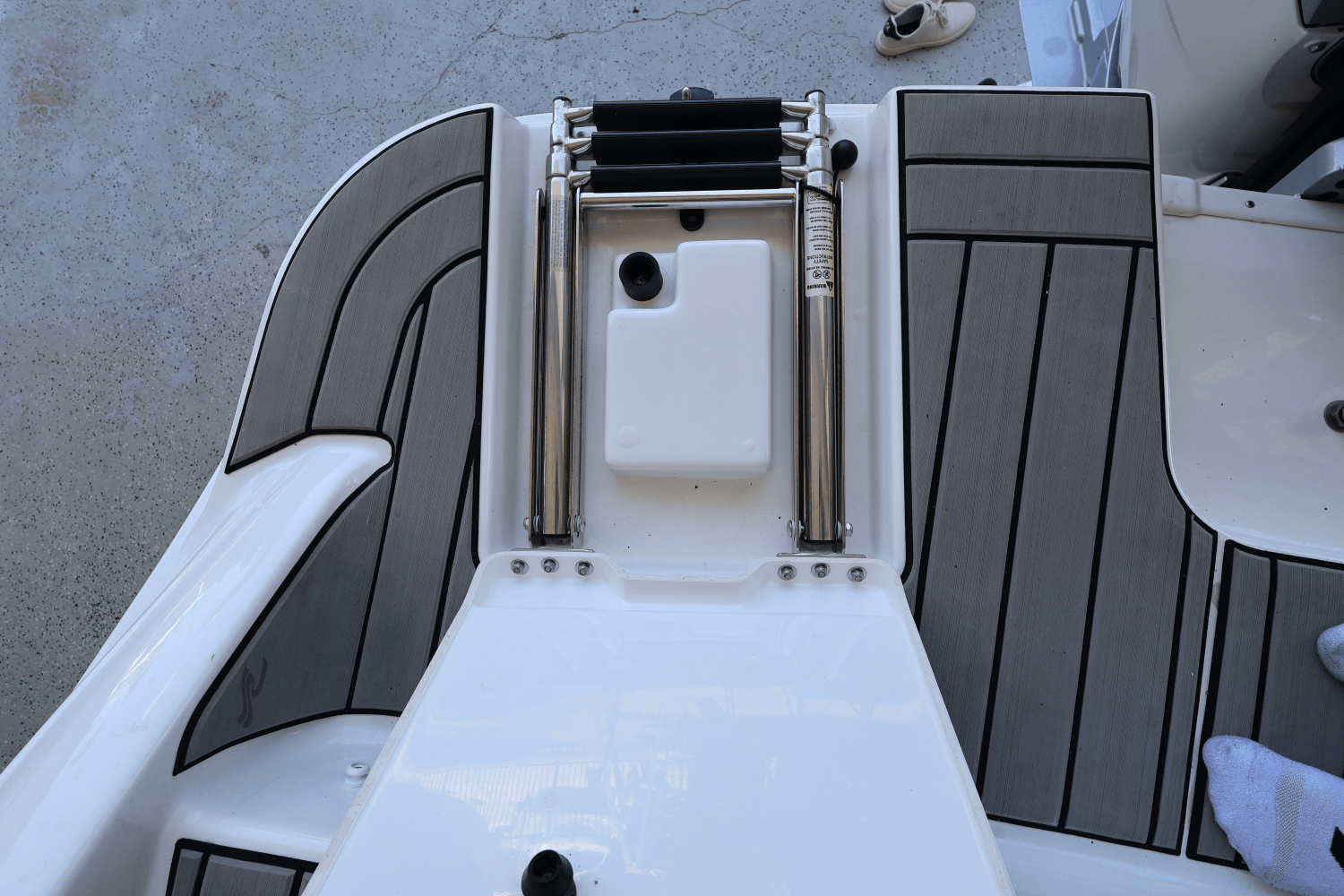Slide: The Image of Sea Ray SDX 270 Outboard 2025 - 10