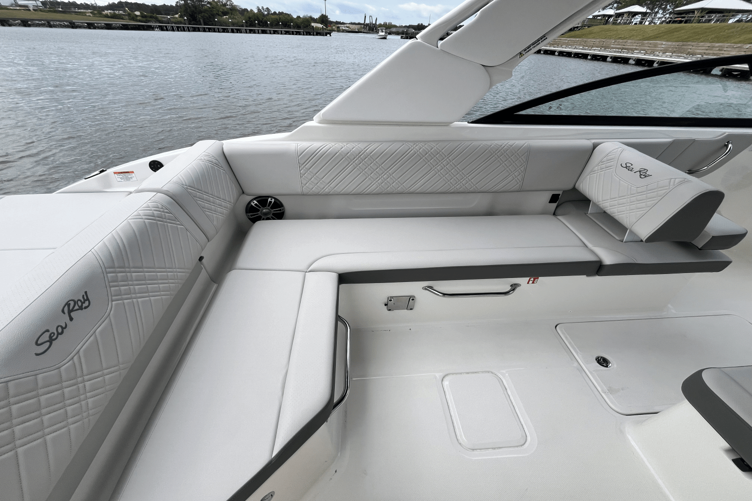 Slide: The Image of Sea Ray SDX 270 Outboard 2025 - 12