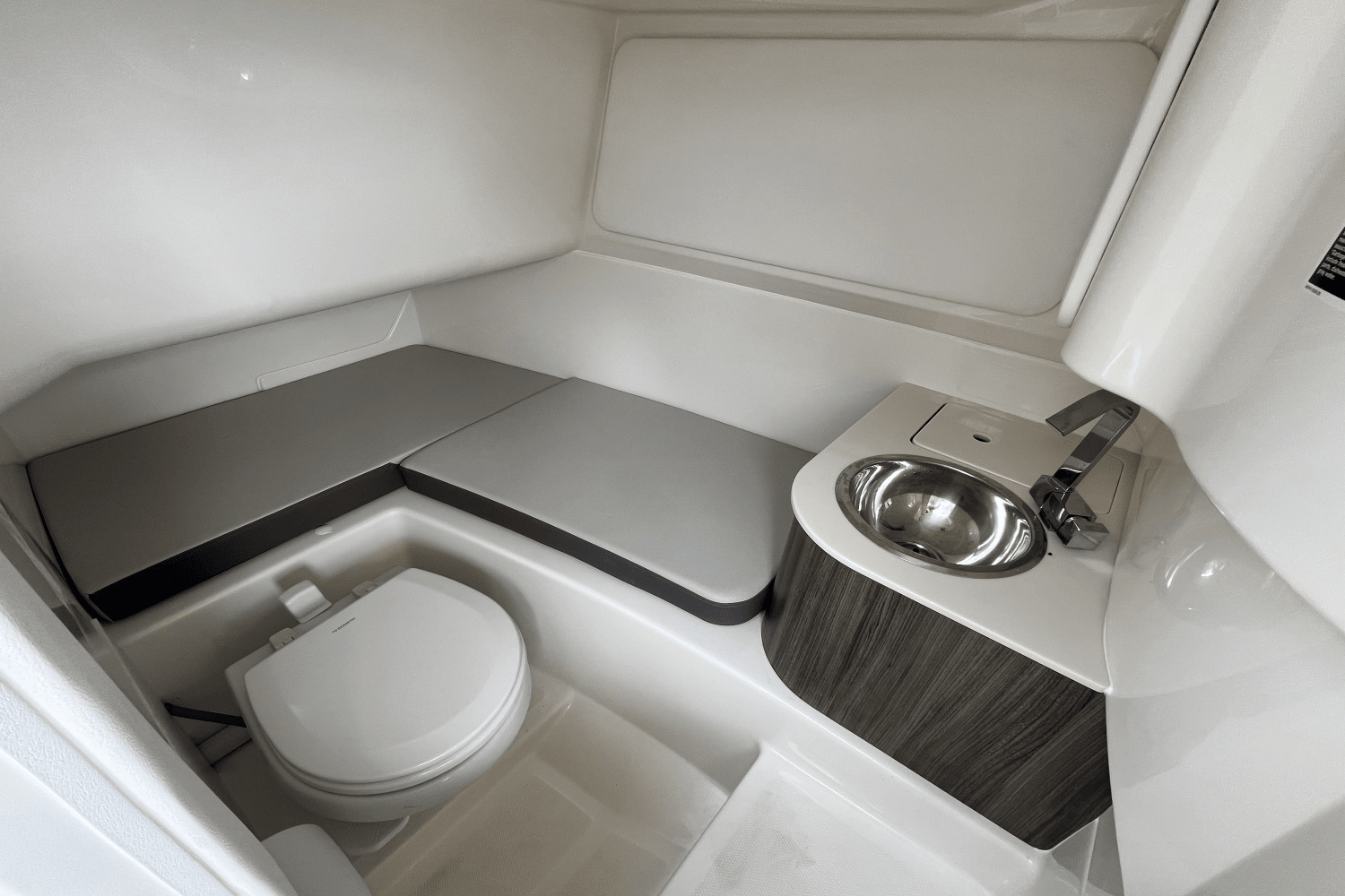 Slide: The Image of Sea Ray SDX 270 Outboard 2025 - 15