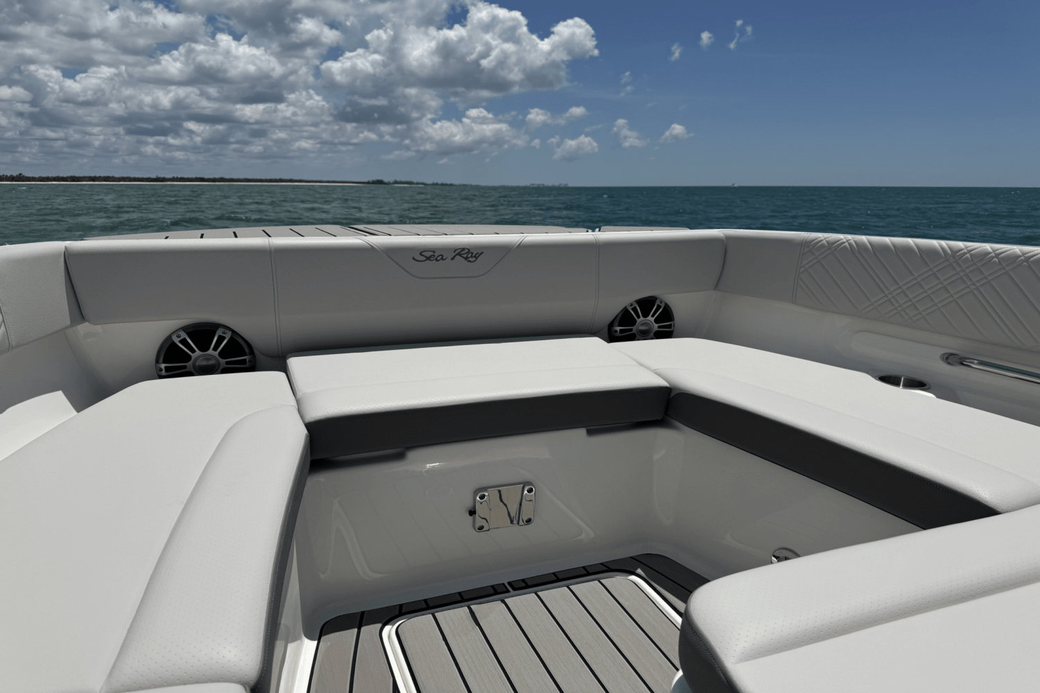 Slide: The Image of Sea Ray SDX 270 Outboard 2025 - 16
