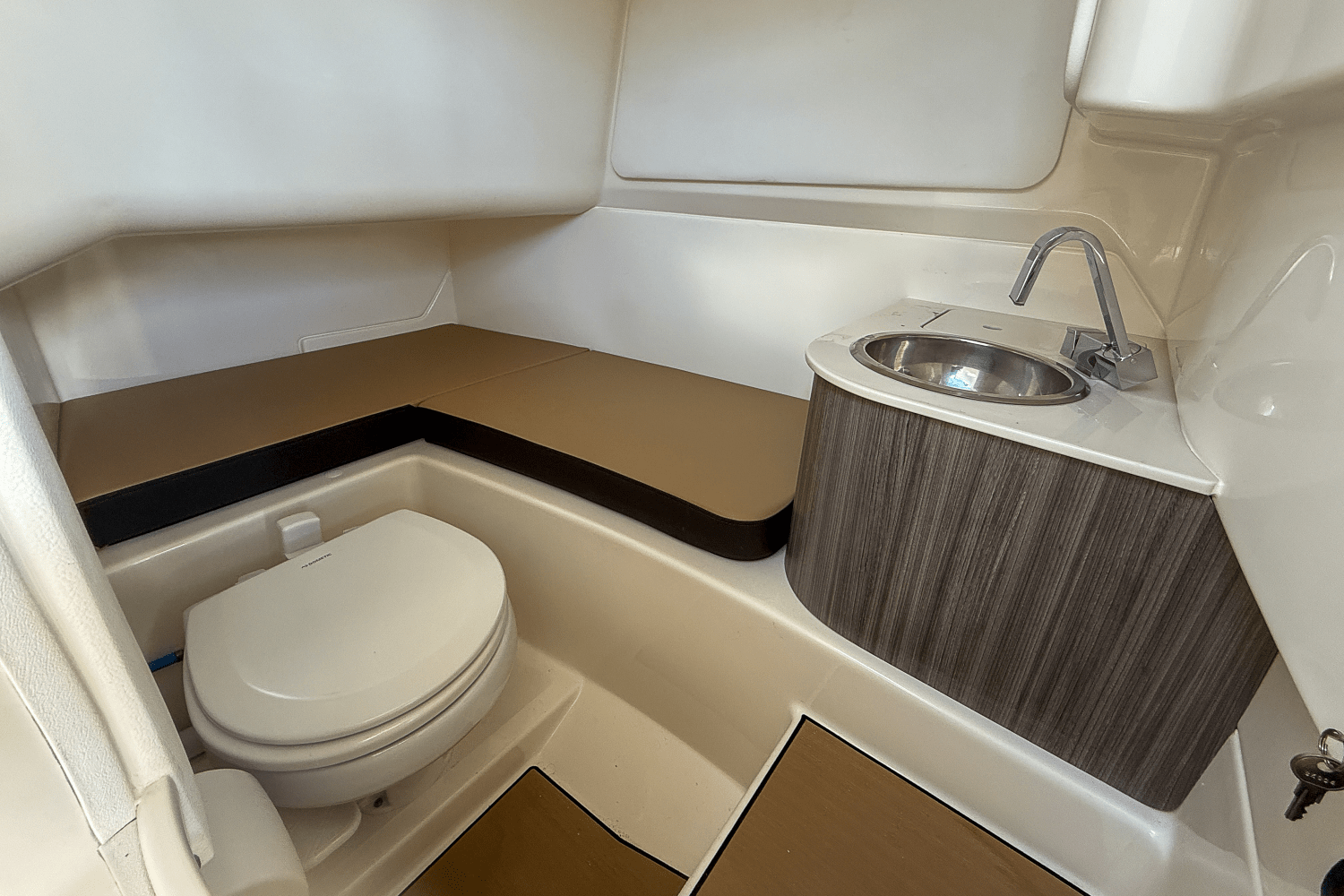 Slide: The Image of Sea Ray SDX 270 Outboard 2025 - 16